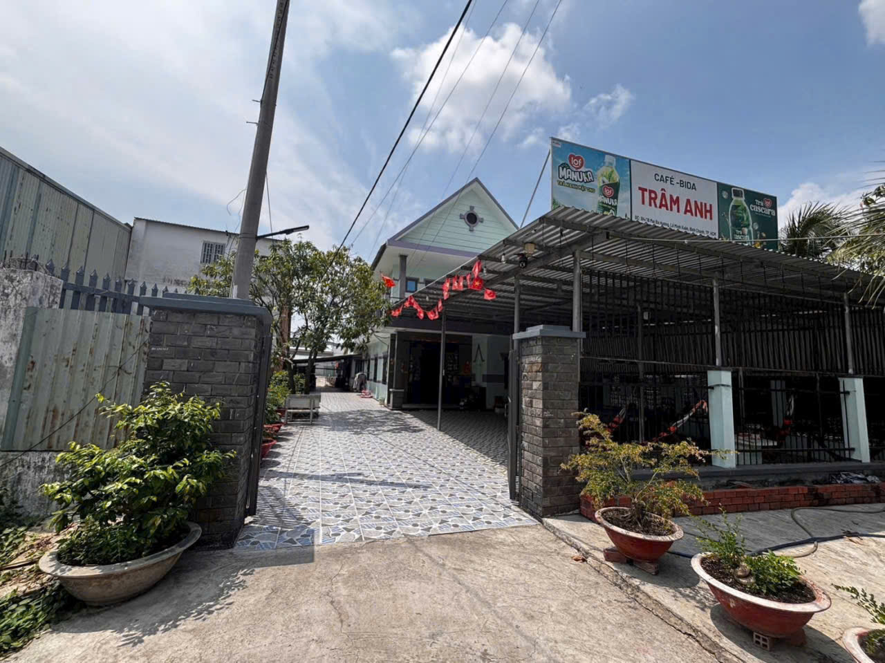 BIỆT THỰ MÁI THÁI 2 MẶT TIỀN ĐƯỜNG NHỰA THÔNG XE TẢI – ĐANG KINH DOANH CAFE SÂN VƯỜN