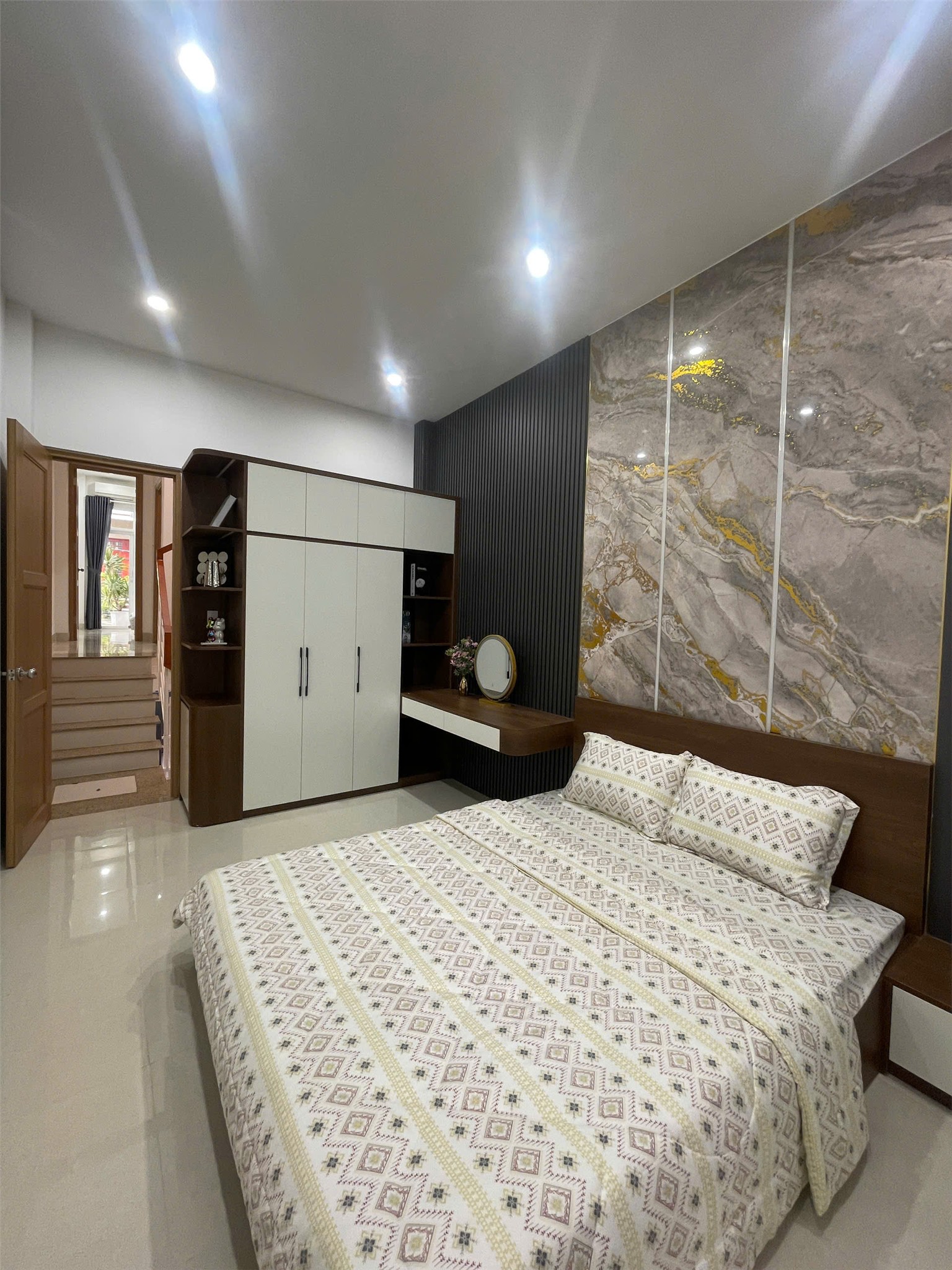Nhà 3 tầng mặt tiền Cao Thắng, Đường Ông Ích Khiêm kinh doanh đẹp, cách biển 200m, nở hậu, chỉ hơn 4 tỷ.-4