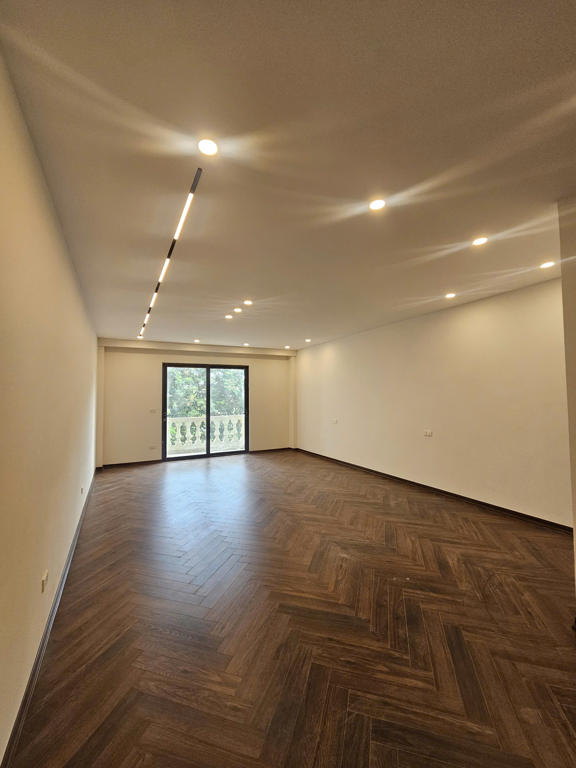 BÁN NHÀ THẠCH BÀN 60M2- 7 Tầng THANG MÁY- VỈA HÈ- MẶT CÔNG VIÊN HỒ- 23.x Tỷ