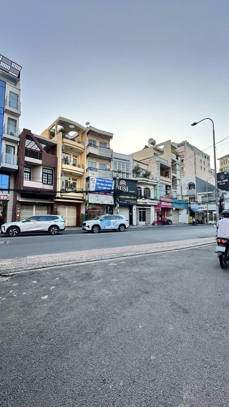Bán nhà Mặt tiền Hẻm 8m Hoàng Văn Thụ - giao Út Tịch, 4,4x14m, 5 Tầng - 5PN, 14,5 tỷ.