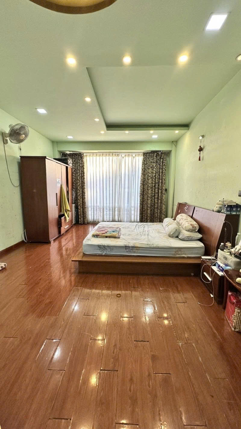 Bán nhà Mặt tiền Hẻm 8m Hoàng Văn Thụ - giao Út Tịch, 4,4x14m, 5 Tầng - 5PN, 14,5 tỷ.