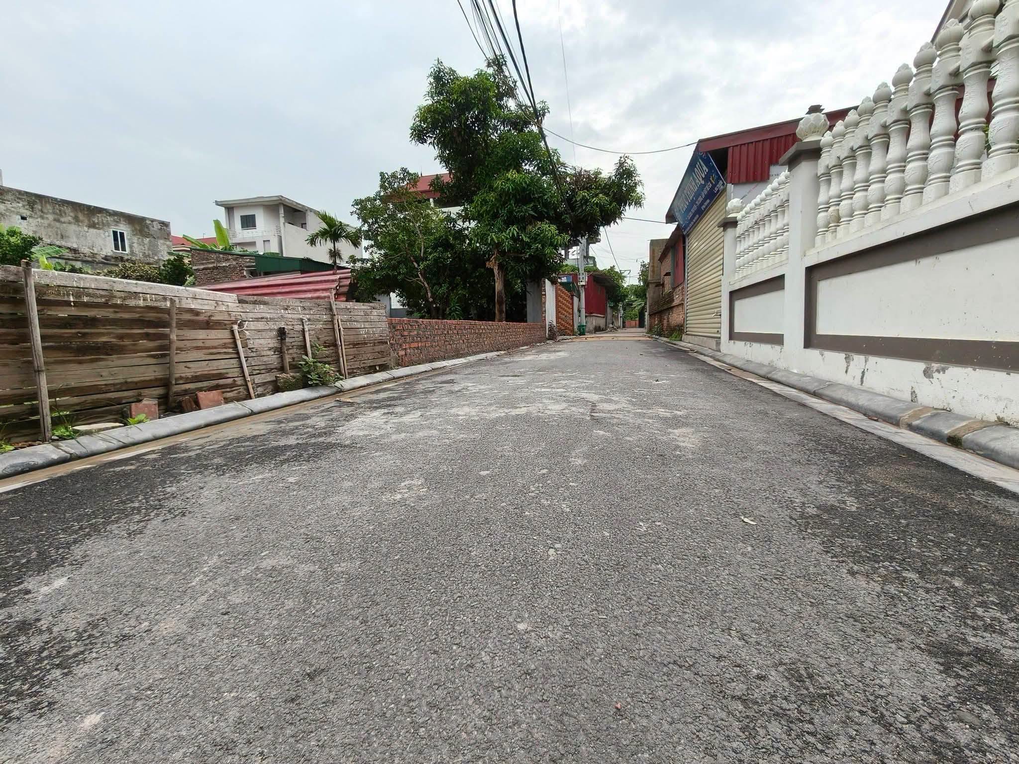 Chia đôi mà bán cả 184m2, mt11m, ô tô thông, 13.5 tỷ Nguyên Khê, Đông Anh.