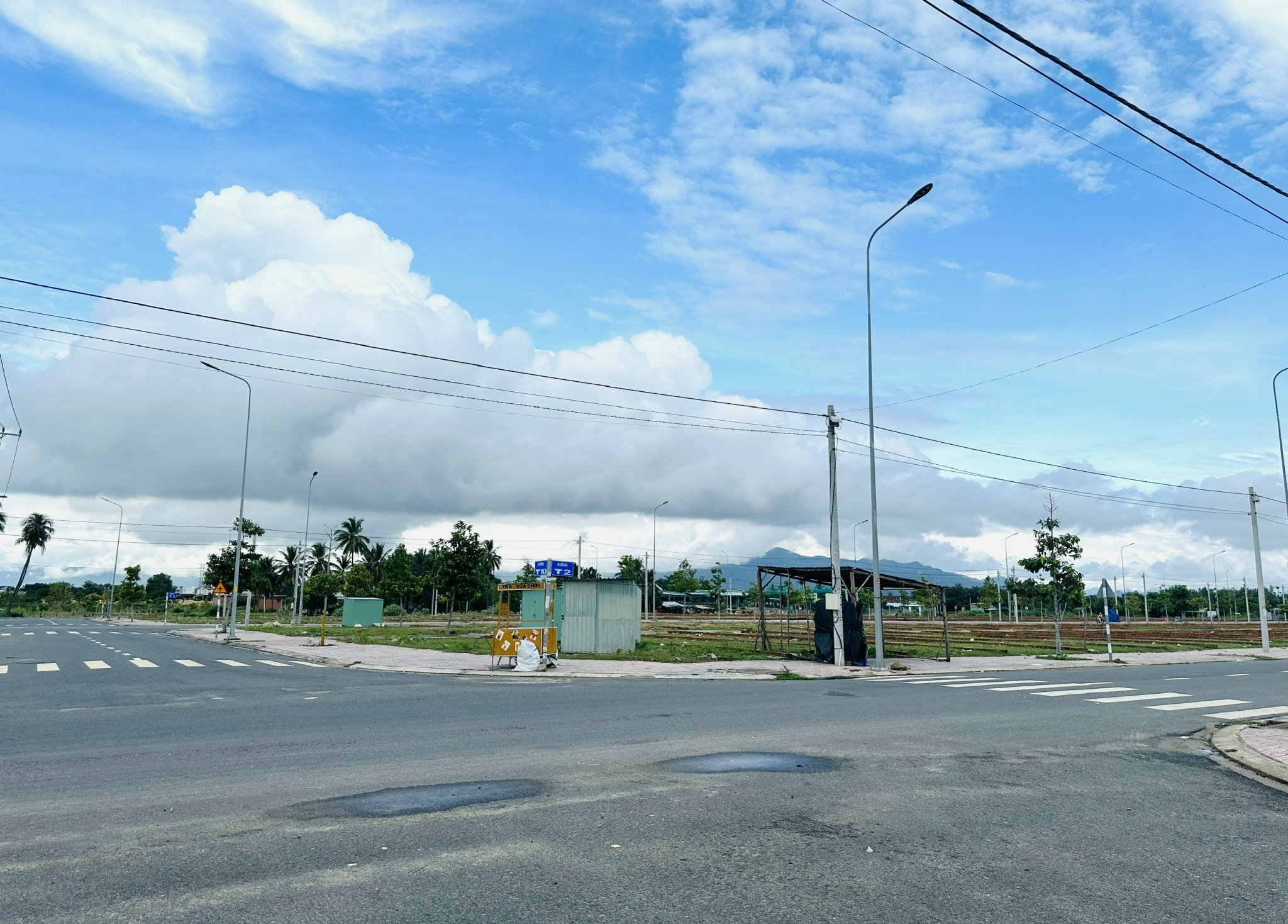 BÁN ĐẤT DT: 240M2, LÔ GÓC 3 MẶT TIỀN TRỤC CHÍNH ĐƯỜNG T2 KHU 15HA PHAN RÍ CỬA, LÂM ĐỒNG