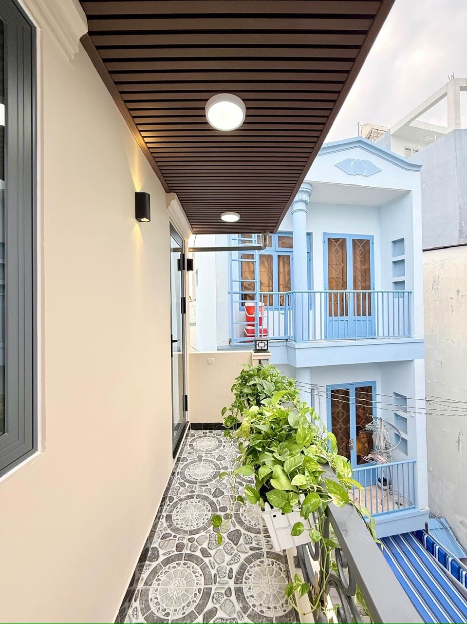 Huỳnh Văn Bánh - Xe hơi tới nhà - Ngang hơn 4m - 3 tầng 3 PN - full nội thất - 3PN - 6 tỷ 8-4