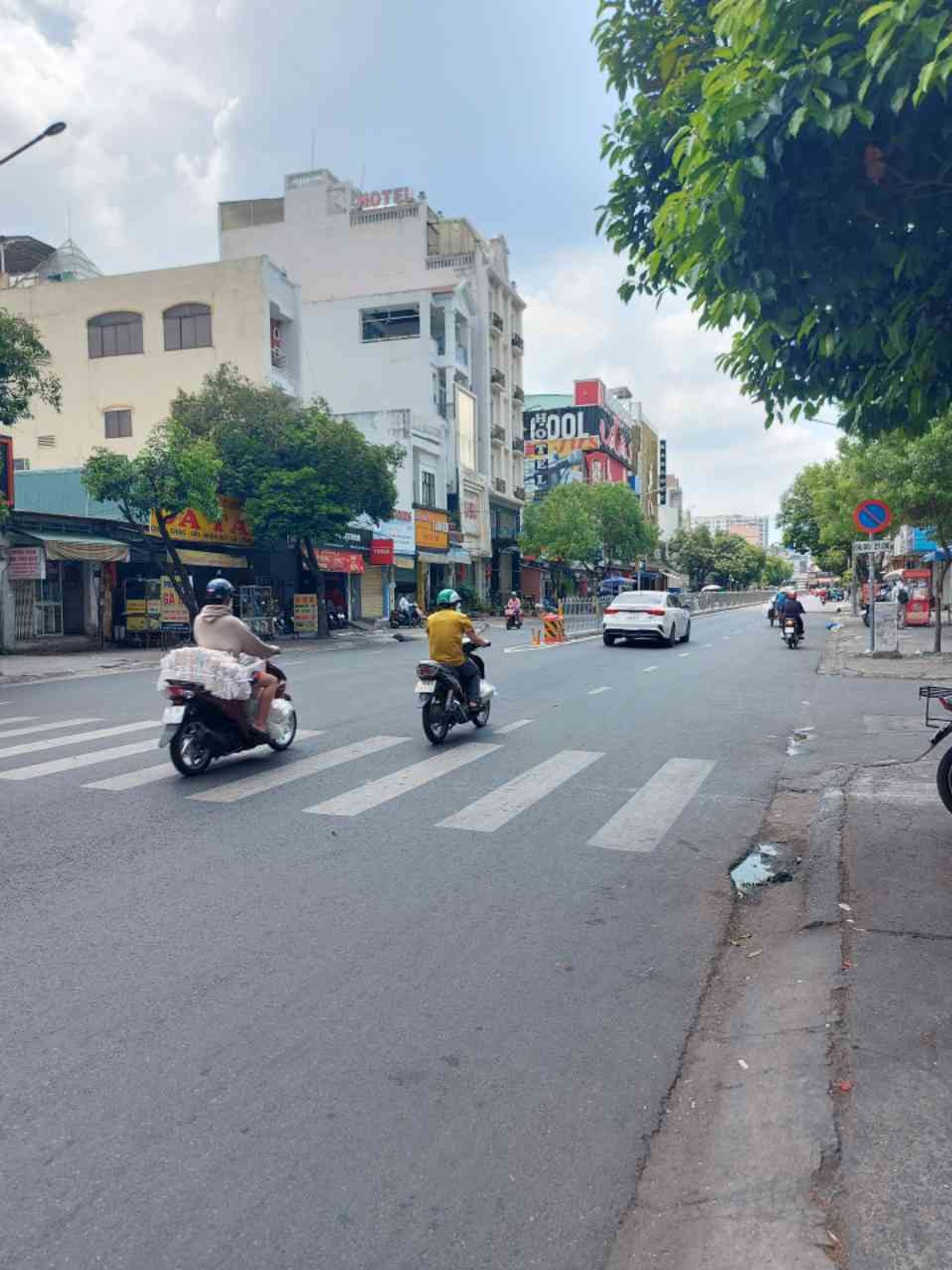Chủ Định Cư Cần Bán Gấp Nhà Mặt  Tiền  Nuyễn Sơn Kinh Doanh Sầm Uất Tân Phú 6 Tầng 90m2 Nhỉnh 20 Tỷ