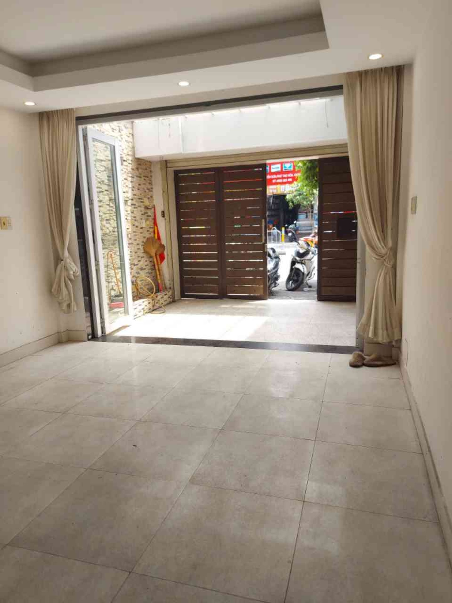 Chủ Định Cư Cần Bán Gấp Nhà Mặt  Tiền  Nuyễn Sơn Kinh Doanh Sầm Uất Tân Phú 6 Tầng 90m2 Nhỉnh 20 Tỷ