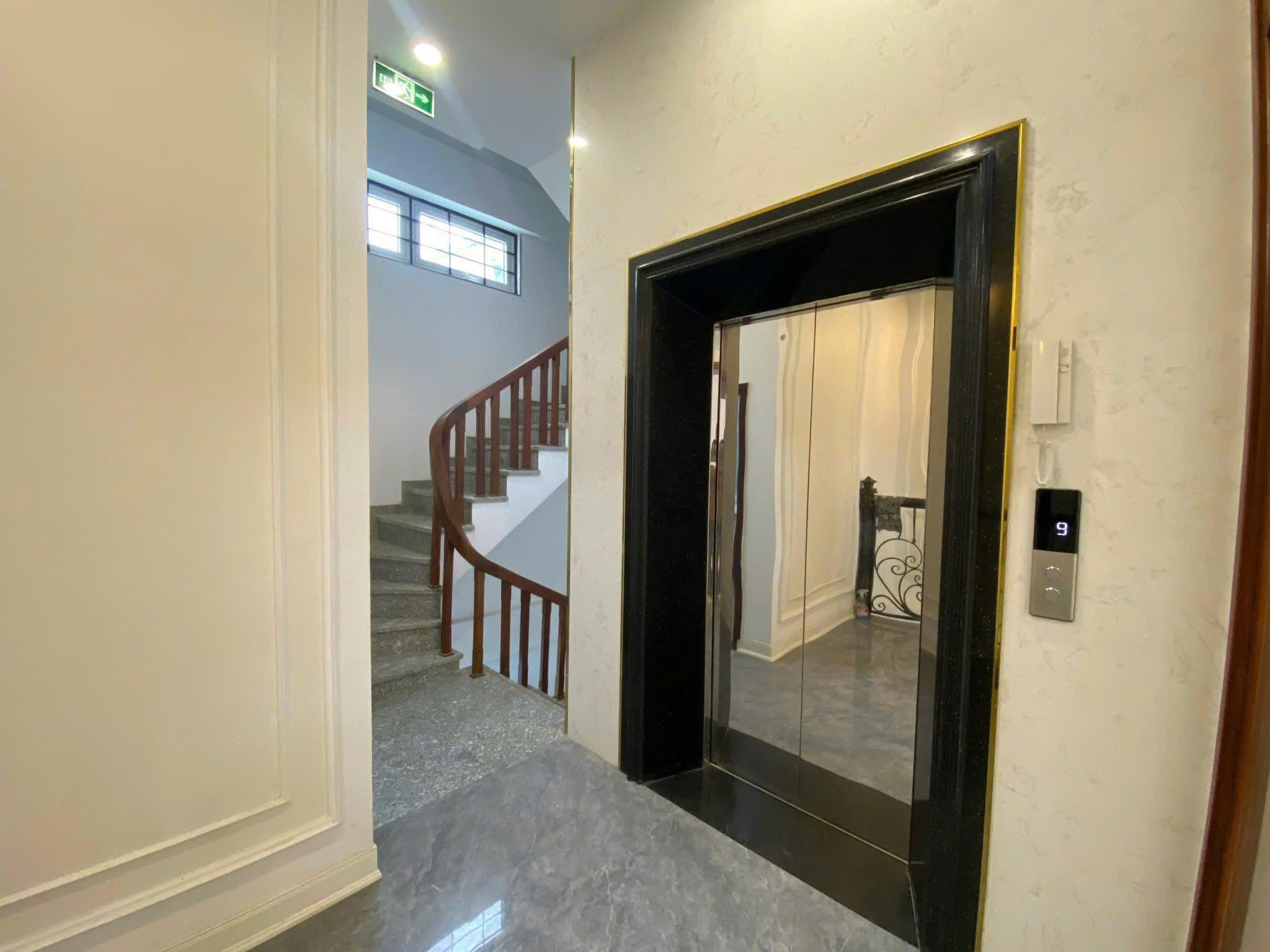 Bán tòa building khu Hoàng Quốc Việt, lô góc 2 mặt tiền, 10 tầng, 110m, chỉ 55 tỷ