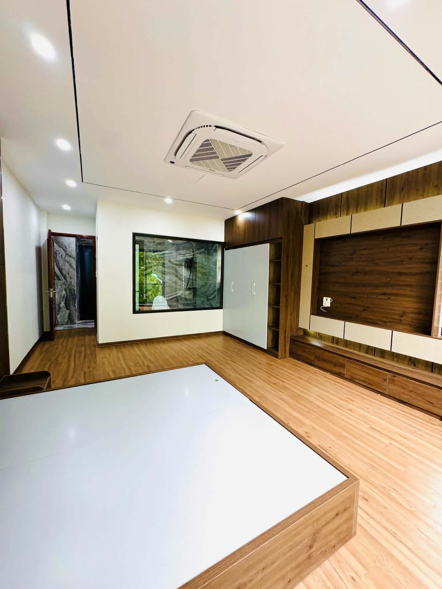 BÁN NHÀ CỔ LINH 45M2- 7 Tầng THANG MÁY-GARA Ô TÔ- 14.x Tỷ