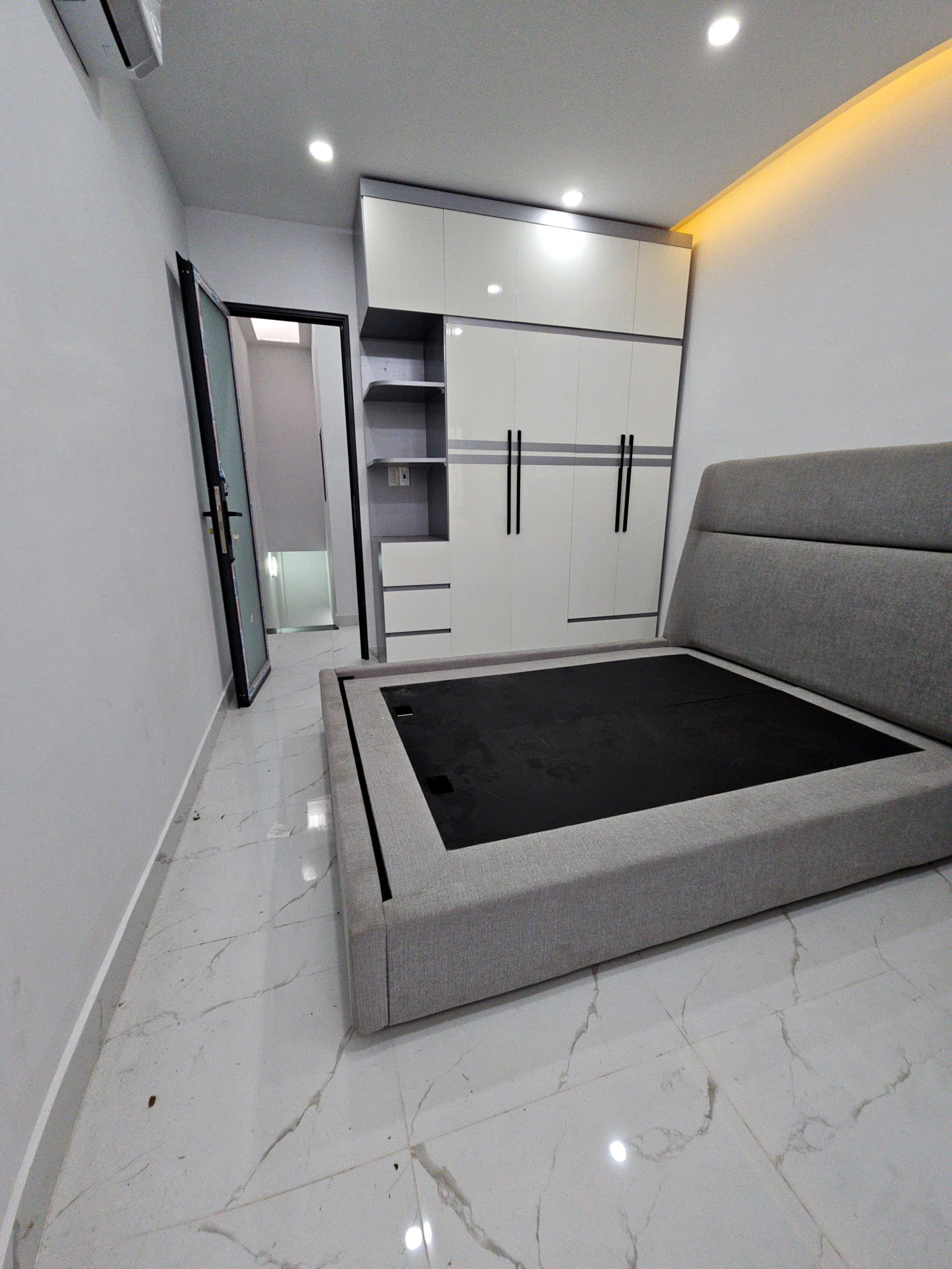 Bán nhà hẻm lâm văn bền cách đường xe hơi 50 m 

Ngang 3 dài 9 đúc 2 tấm hơn 2 đ tân hưng Q7-4