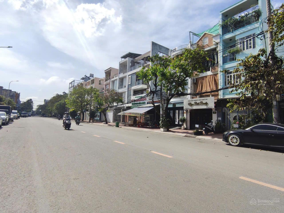 Mặt tiền view bờ sông Tạ Quang Bửu, 5 tầng thang máy xịn sò, 144m2