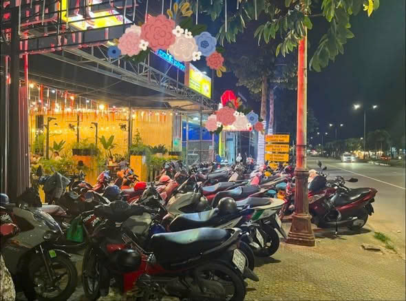 SANG NHANH TỔ HỢP ĂN UỐNG GẦN 1.000M² NGAY TRUNG TÂM TP BẾN TRE Vị trí đắc địa: Đường Đồng Văn Cống, Phường 6, TP Bến Tre cũ