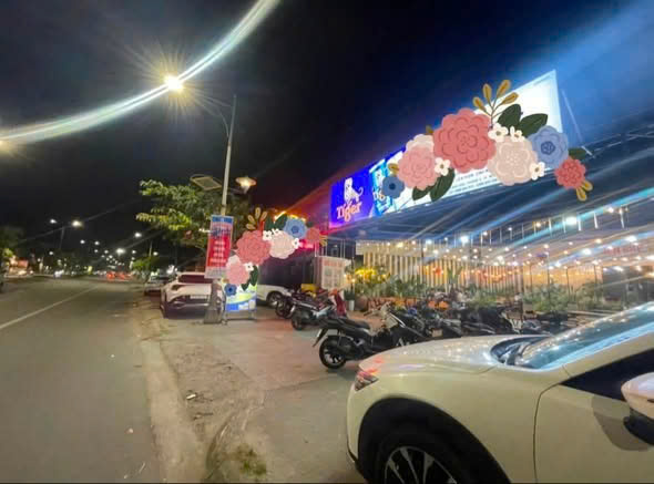SANG NHANH TỔ HỢP ĂN UỐNG GẦN 1.000M² NGAY TRUNG TÂM TP BẾN TRE Vị trí đắc địa: Đường Đồng Văn Cống, Phường 6, TP Bến Tre cũ