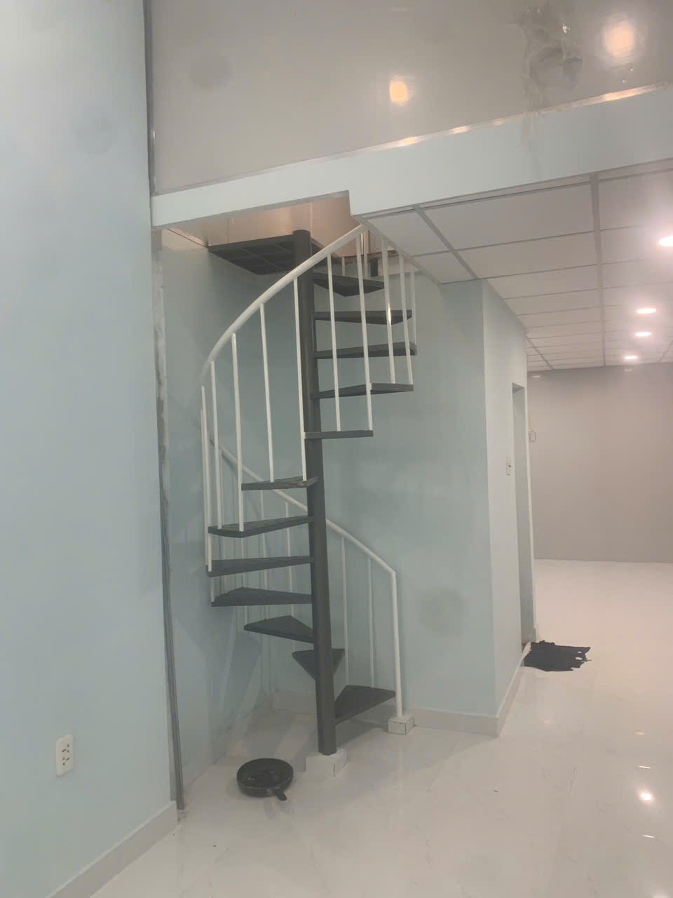 bán nhà sát mặt tiền q4 
Ngang 3.2 x 17 có 3 đ
