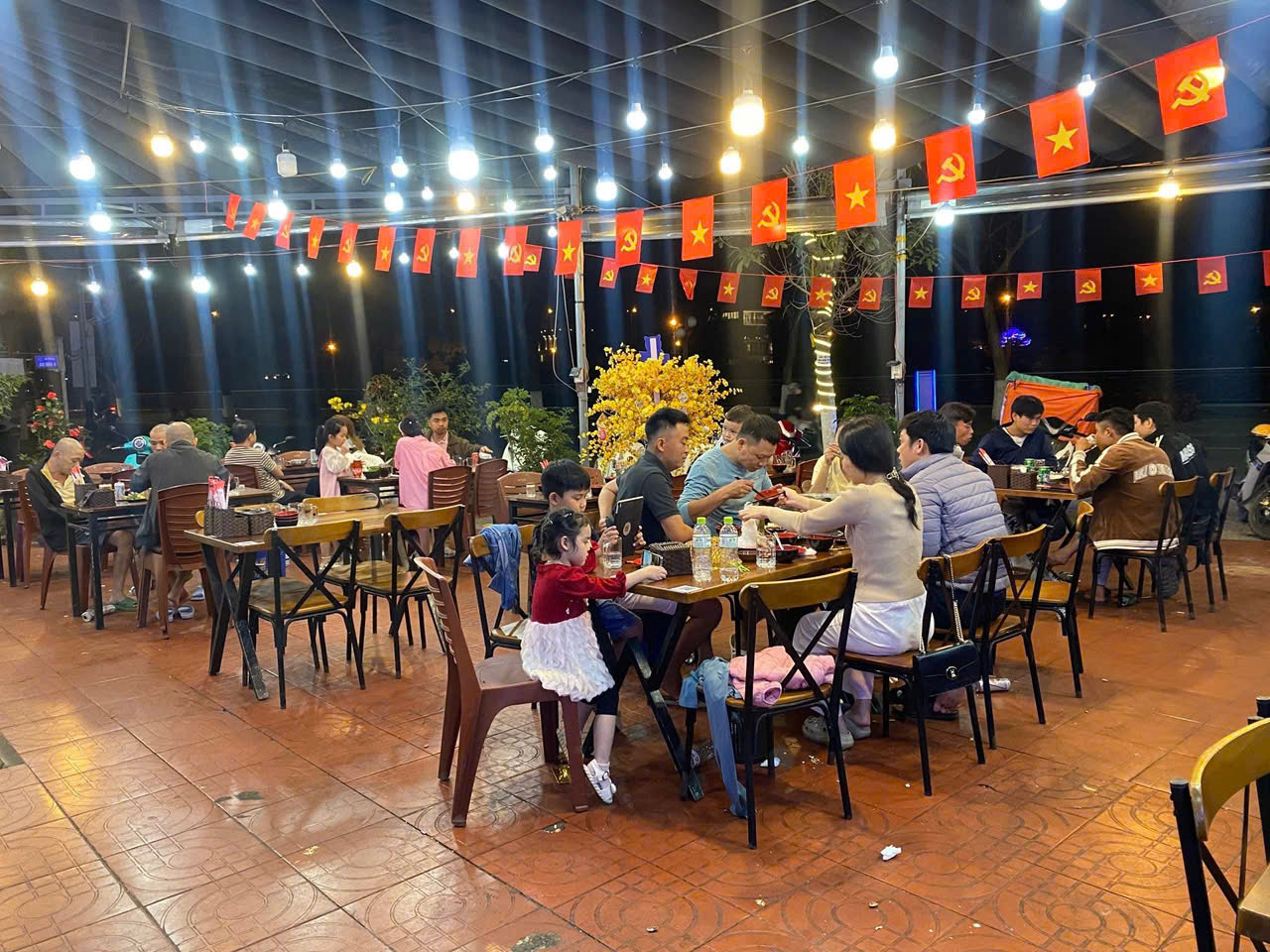 SANG NHƯỢNG QUÁN NHẬU ĐANG HOẠT ĐỘNG – VỊ TRÍ ĐẸP TẠI Địa chỉ:** 400 Thăng Long, phường Khuê Trung, TP. Đà Nẵng.-4