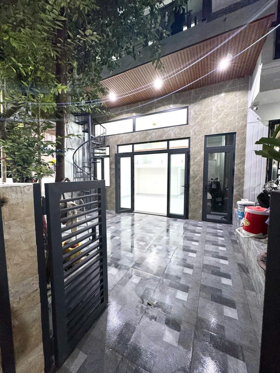Bán nhà Q10 Cách mạng tháng 8 ngang 6m 4 tầng 95m2: 8,9 tỷ. Trí 0967638168