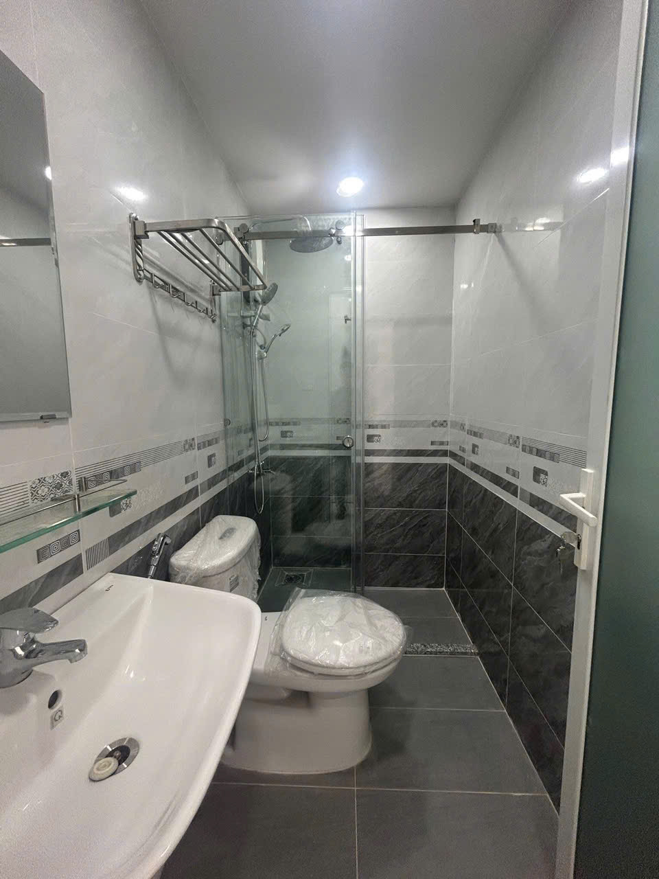 Bán nhà Mặt Tiền Lê Lai - giao Đồng Đen, Bàu Cát, DT: 3,8x17, 3 Tầng - 4PN, chỉ 10,9 Tỷ.-3