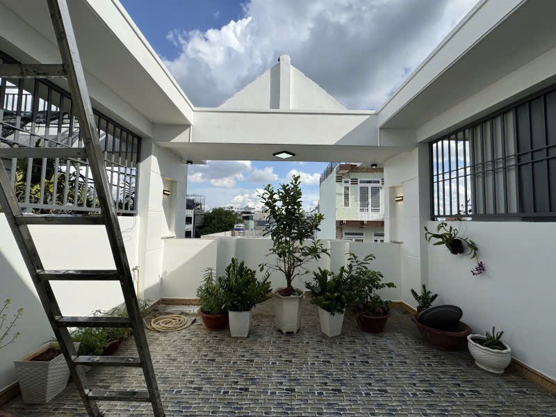 Bán nhà 4 tầng nở hậu 5.8m HXH thông Phạm Văn Bạch 100m2 gần chợ KD tốt chỉ 12.9 tỷ.