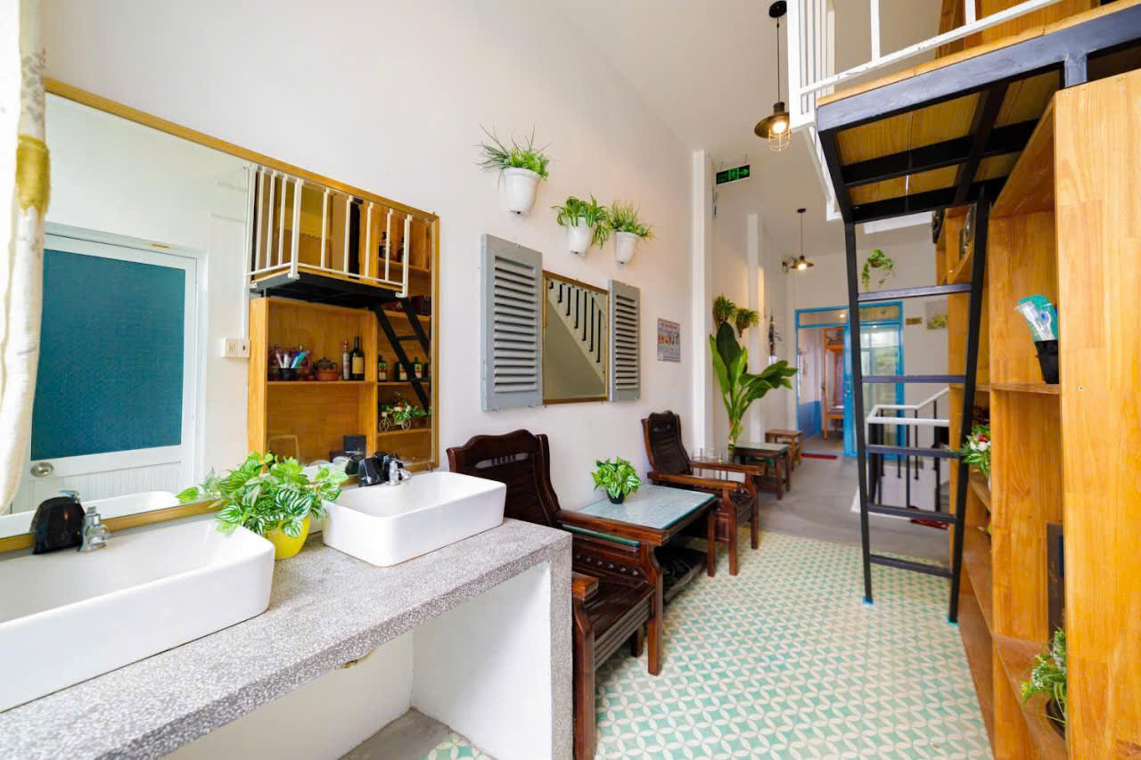 SANG NHƯỢNG LẠI NHÀ NGUYÊN CĂN HOMESTAY KHU GHỀNH RÁNG Đã sơn sửa mới và trang bị đầy đủ nội thất