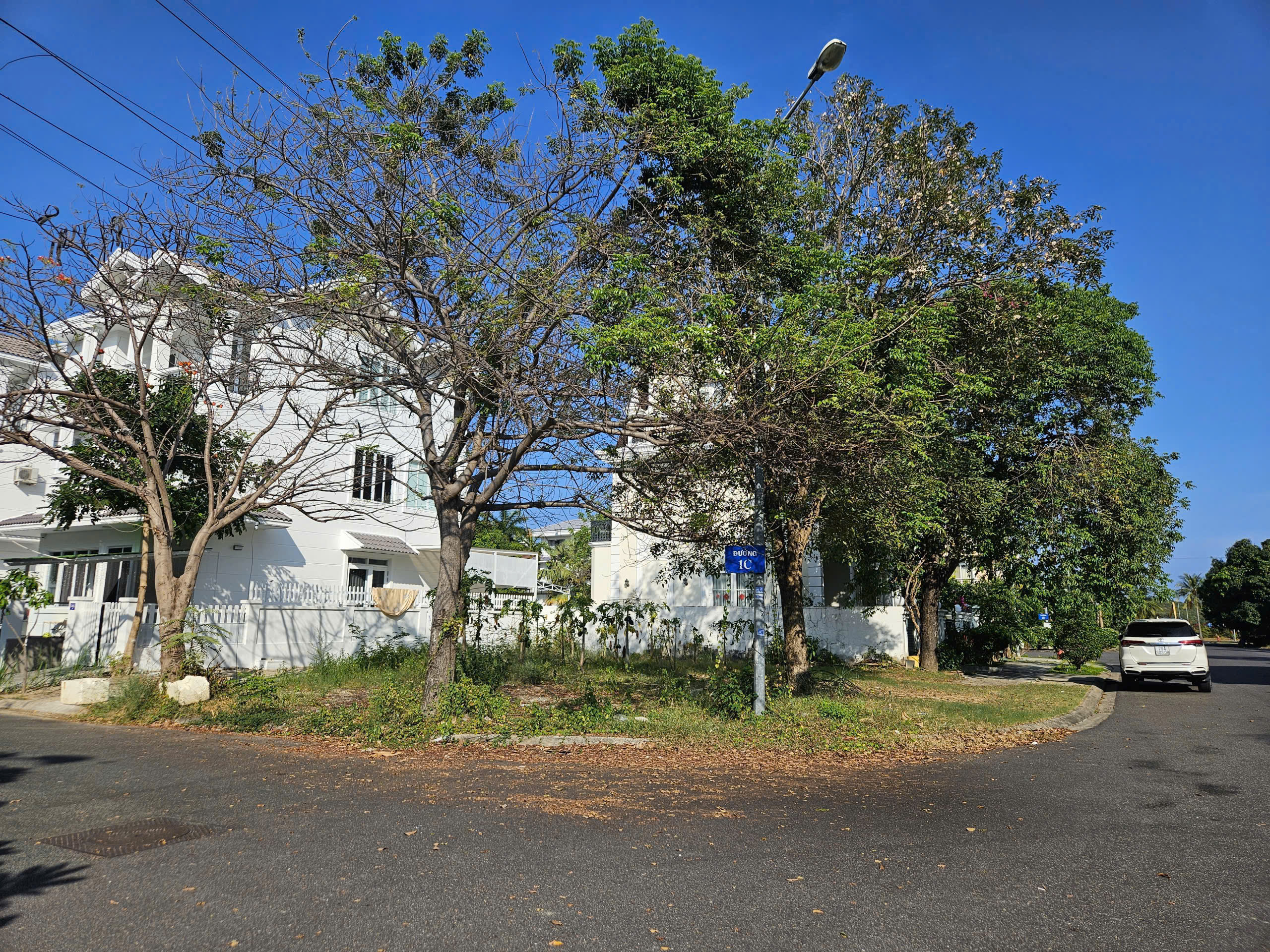 Lô đất góc 2 mặt đường tại khu đô thị biển An Viên, Nha Trang.
Vị trí gần biển.
Diện tích đất rộng 182,5m2 - 
Giá bán 112 triệu/m2 - Lh 0905.724.084 Ngoc Bich