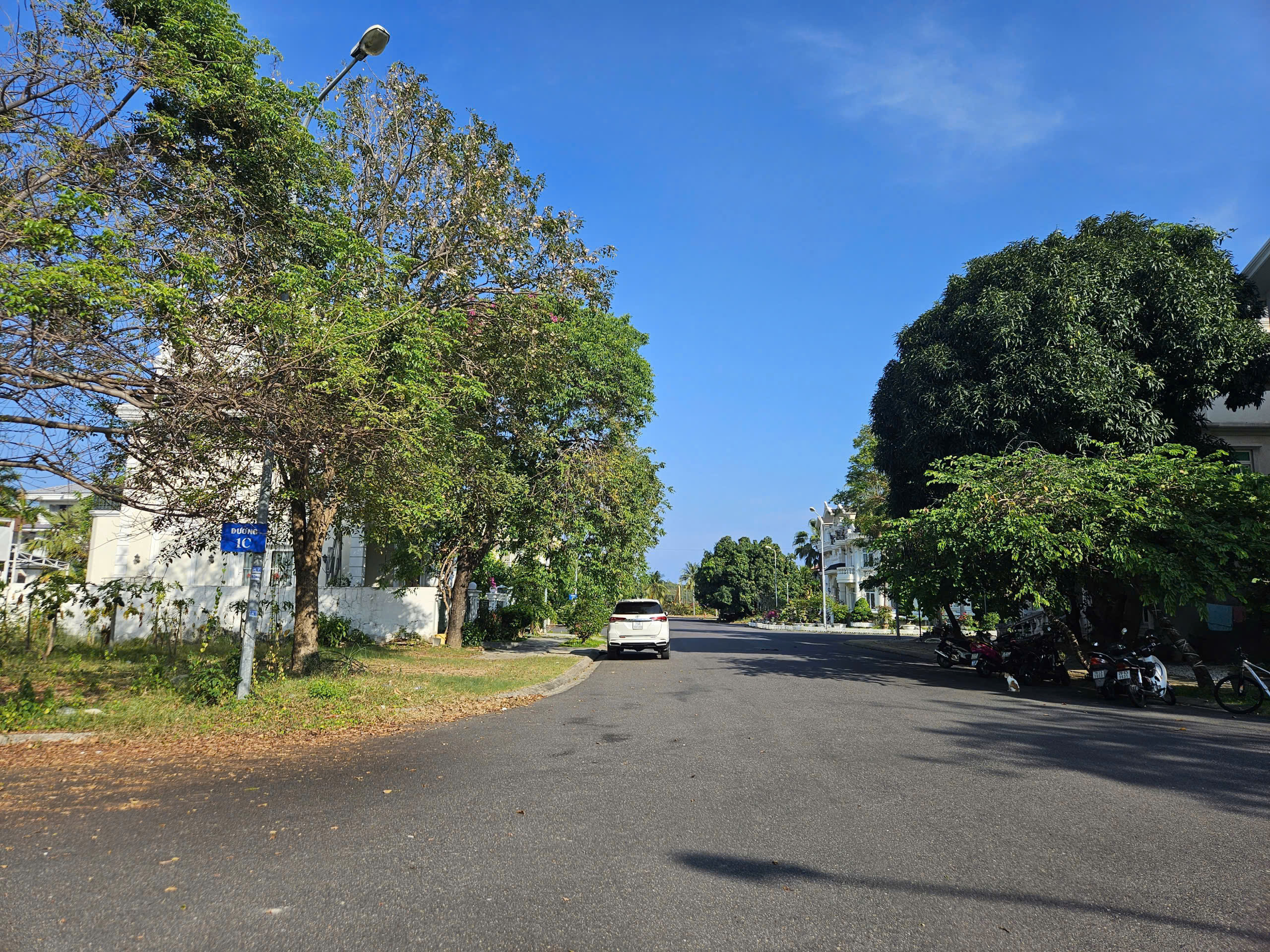 Lô đất góc 2 mặt đường tại khu đô thị biển An Viên, Nha Trang.
Vị trí gần biển.
Diện tích đất rộng 182,5m2 - 
Giá bán 112 triệu/m2 - Lh 0905.724.084 Ngoc Bich