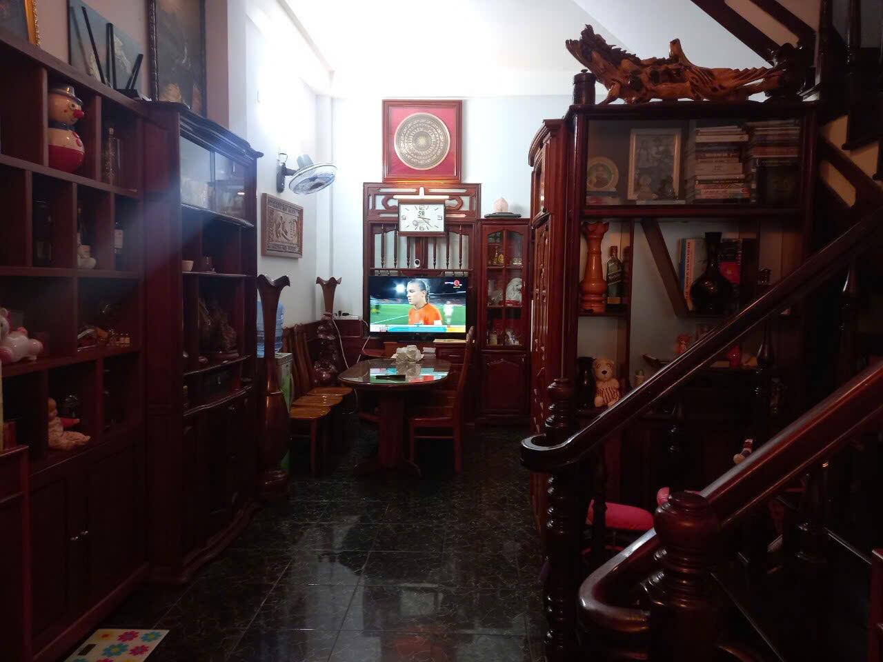 Bán nhà 3 tầng tâm huyết hẻm Nguyễn Thiện Thuật chợ đêm , P.Lộc Thọ - Nha Trang 
DT: 52m nở hậu đẹp 
- 
Giá bán: 8,5tỷ - Lh : 0905.724.084 Ngọc Bích
