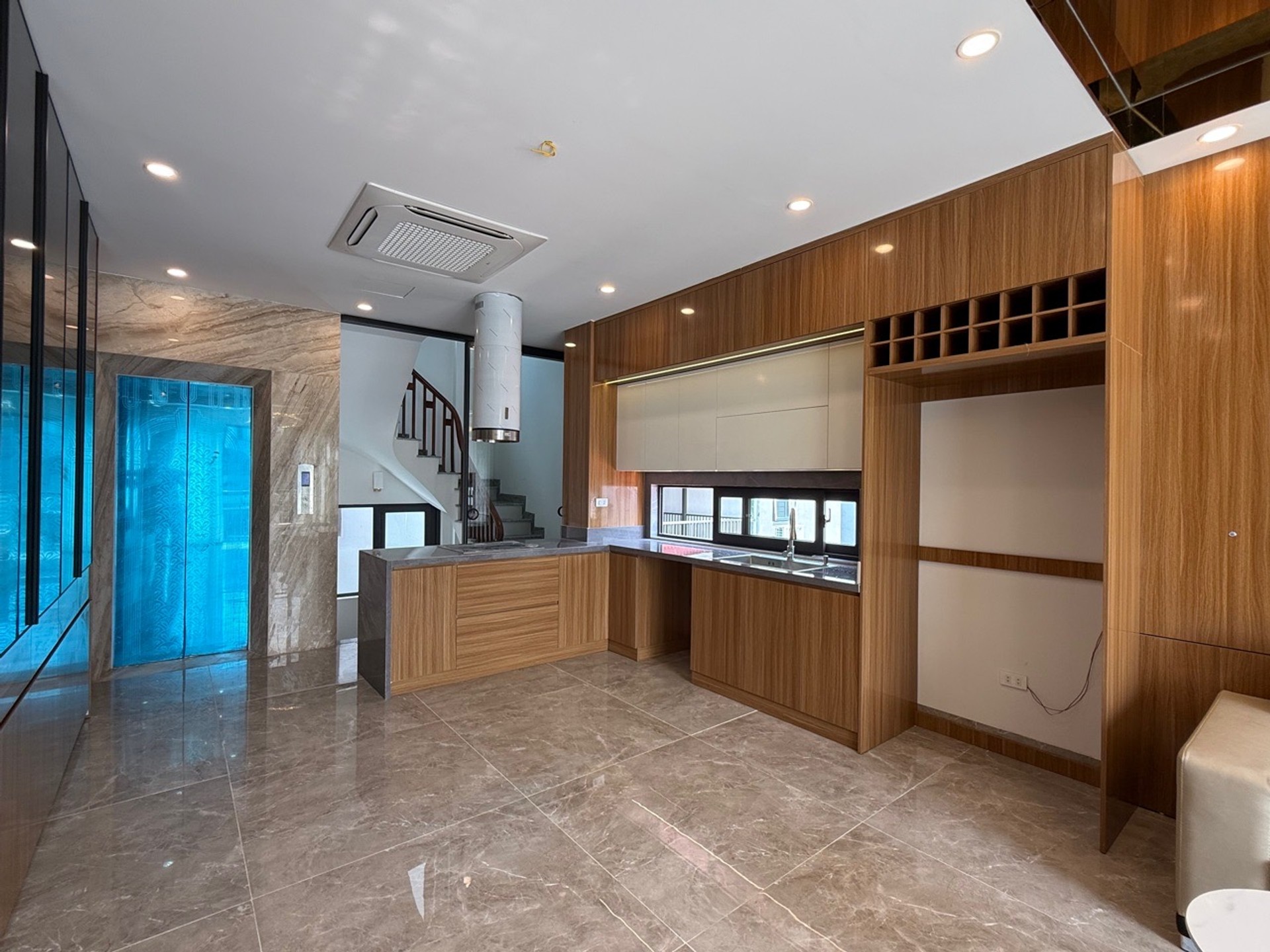 BÁN NHÀ NGỌC THỤY 40M2- 6 Tầng THANG MÁY- Ô TÔ TRÁNH- 3 THOÁNG-18.5 Tỷ