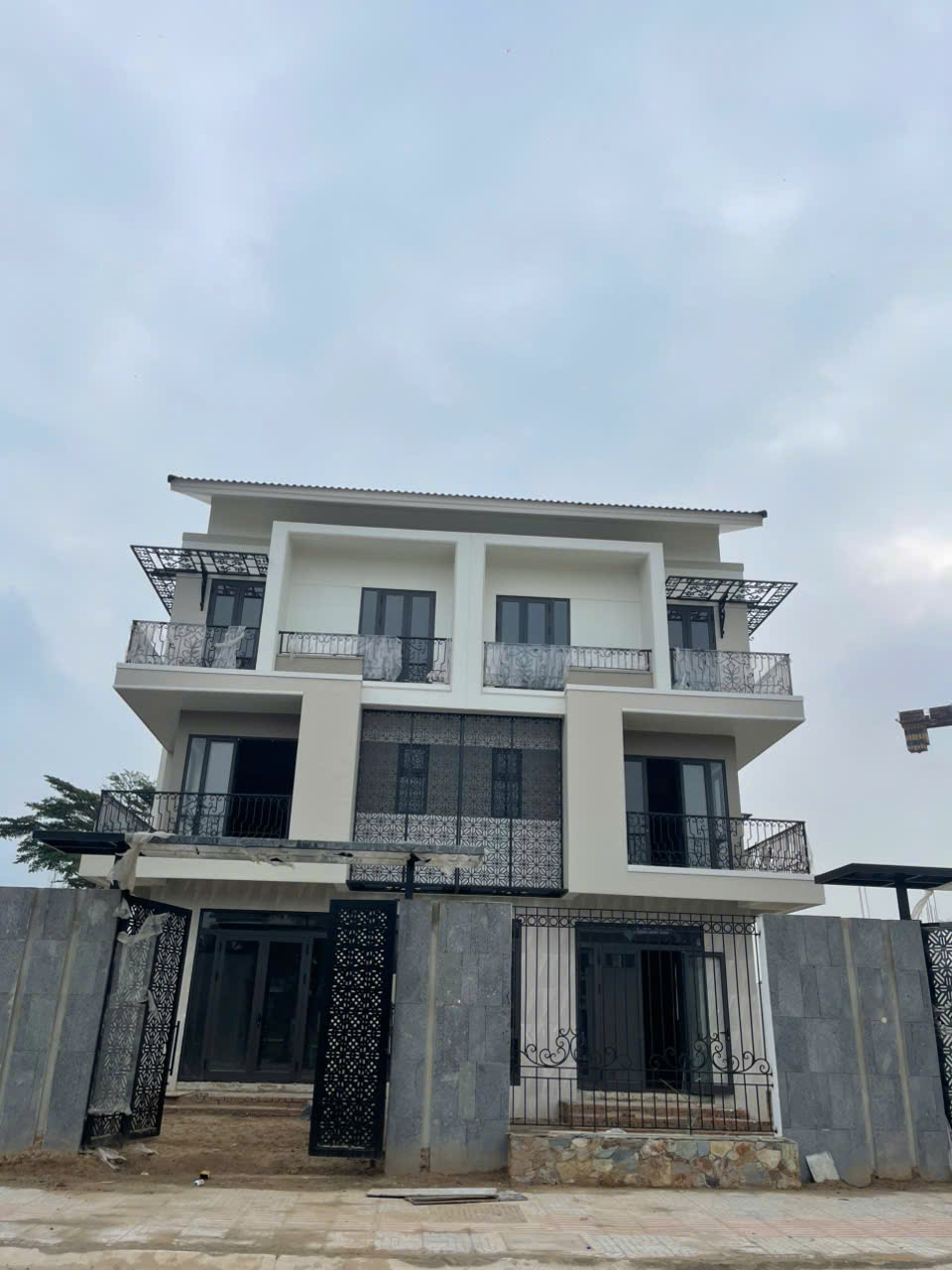 Chỉ cần 30% ( 5,56 tỷ ) vốn ban đầu sở hữu biệt thự song lập hướng Nam 225m² tại Centa Riverside – 