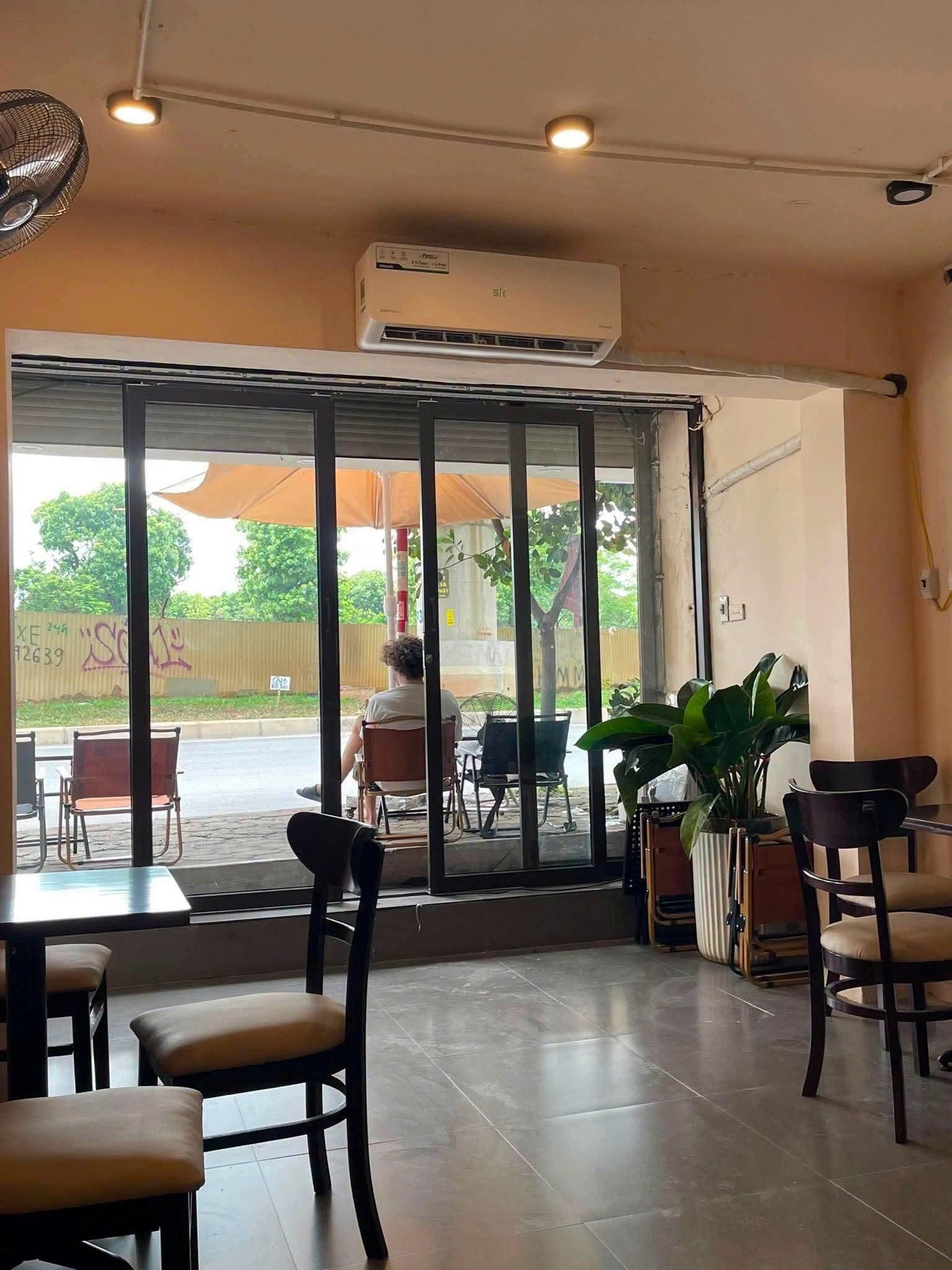 SANG NHƯỢNG GẤP QUÁN CAFE LÔ GÓC – KIM MÃ, BA ĐÌNH, HÀ NỘI-1