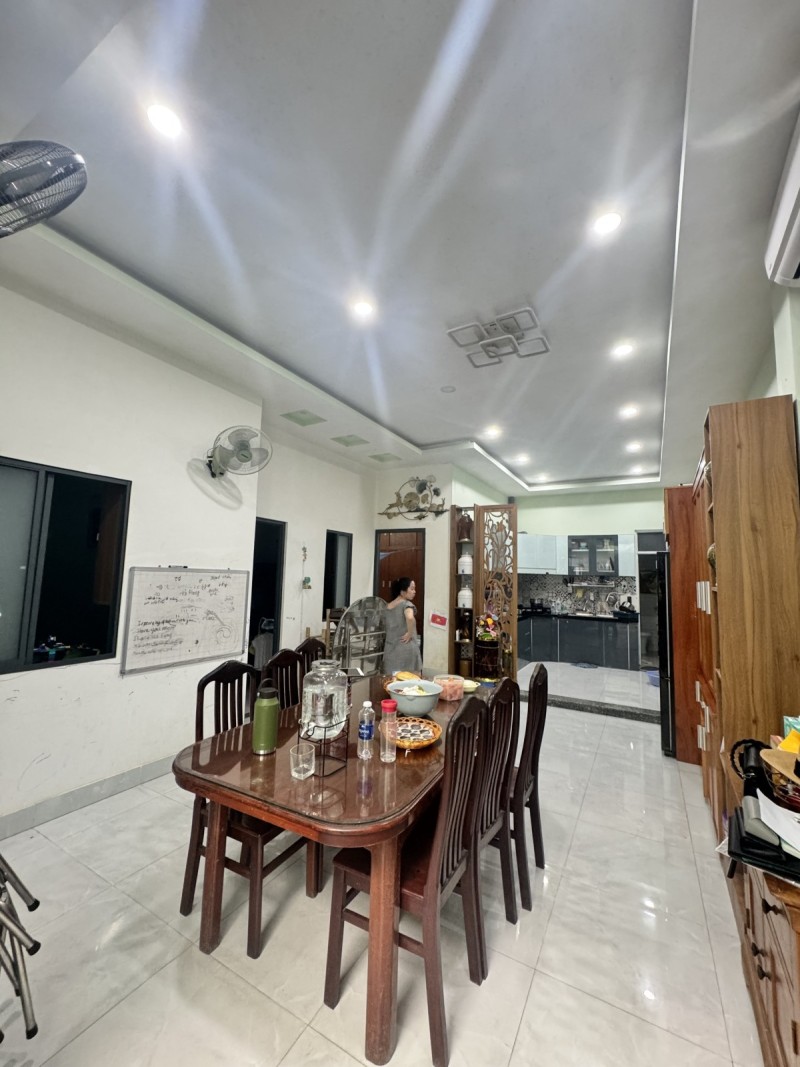 Bán biệt thự mini, DT 200m2,  đường số 11, Linh Trung, Thủ Đức, TP HCM,  sổ hồng riêng. Giá 12,4 tỷ.