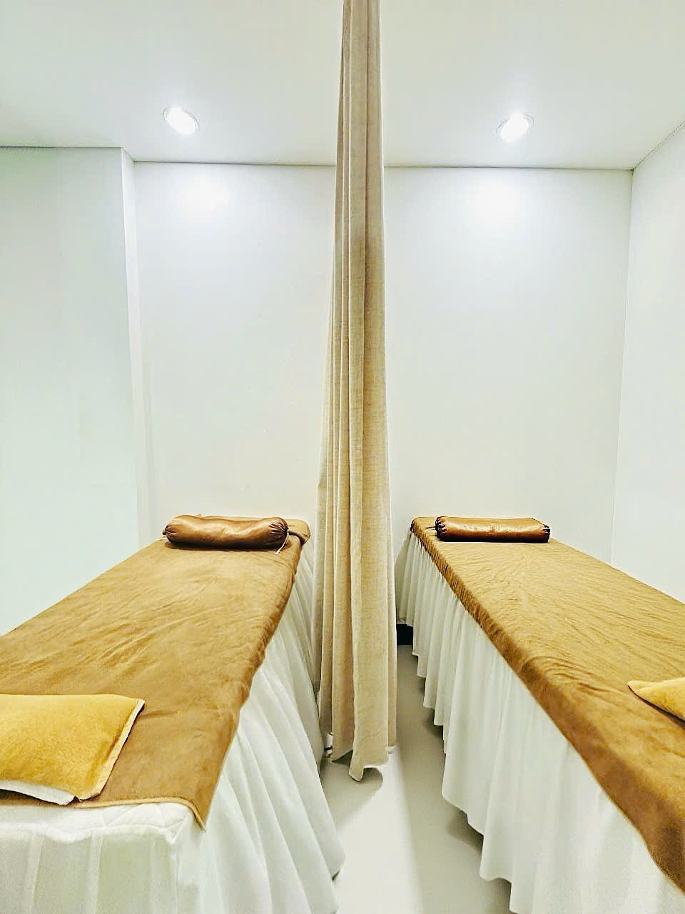 Nhà phố dòng tiền 2.000usd/tháng - Gần chợ Bến Thành - 4 Tầng, 62m2 – Chỉ 22 tỷ - Đường thông, Ôtô tránh, Có sân đậu ôtô-3