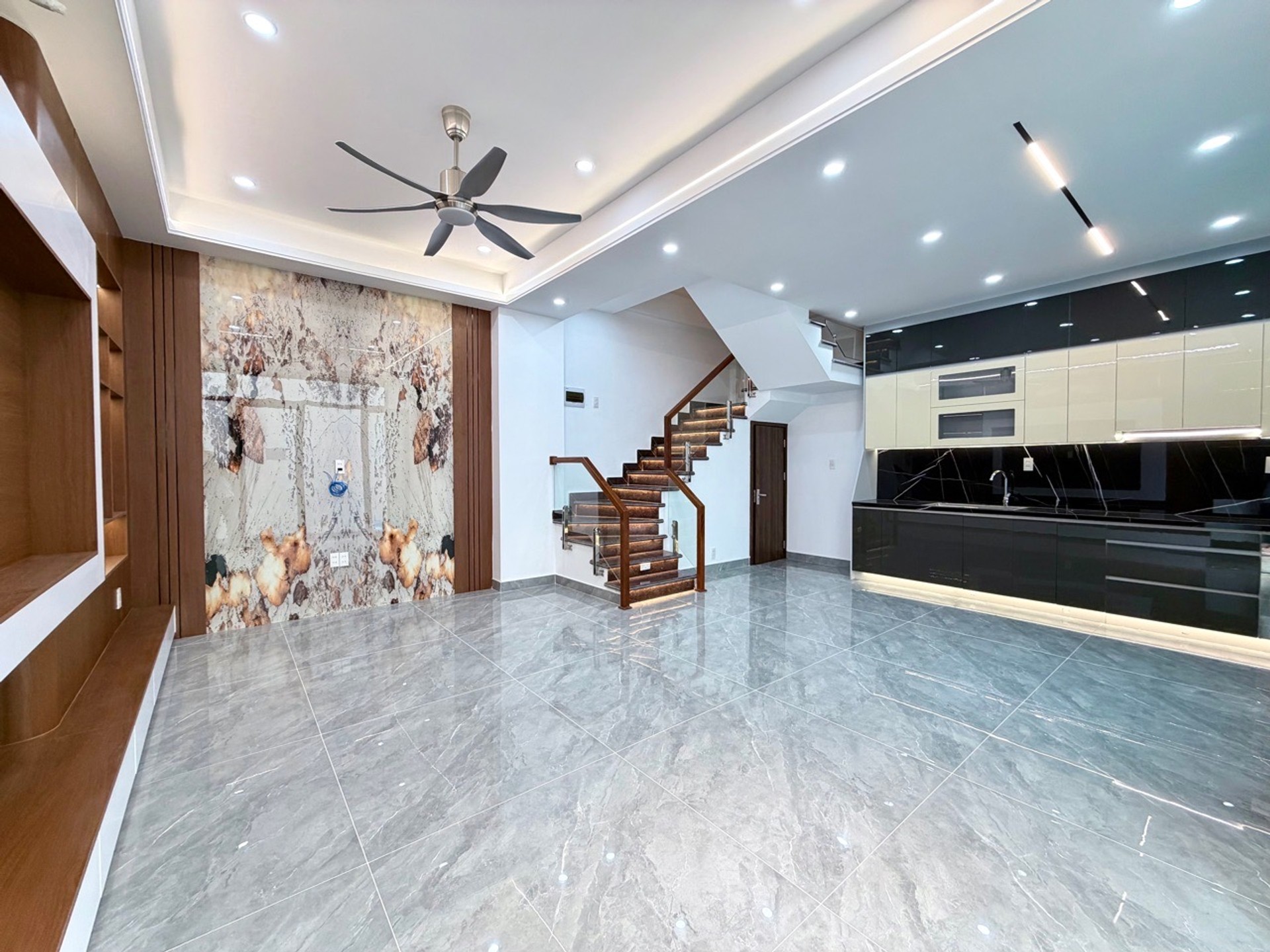 Nhà đẹp xây mới 4 tầng độc lập - 51m2 Hồ Sen, Chợ Hàng