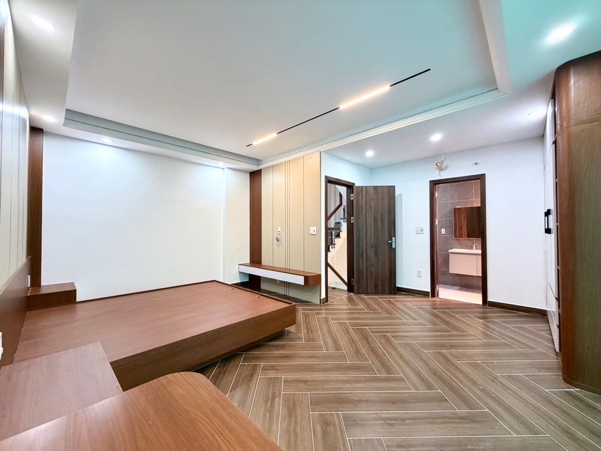 Nhà đẹp xây mới 4 tầng độc lập - 51m2 Hồ Sen, Chợ Hàng