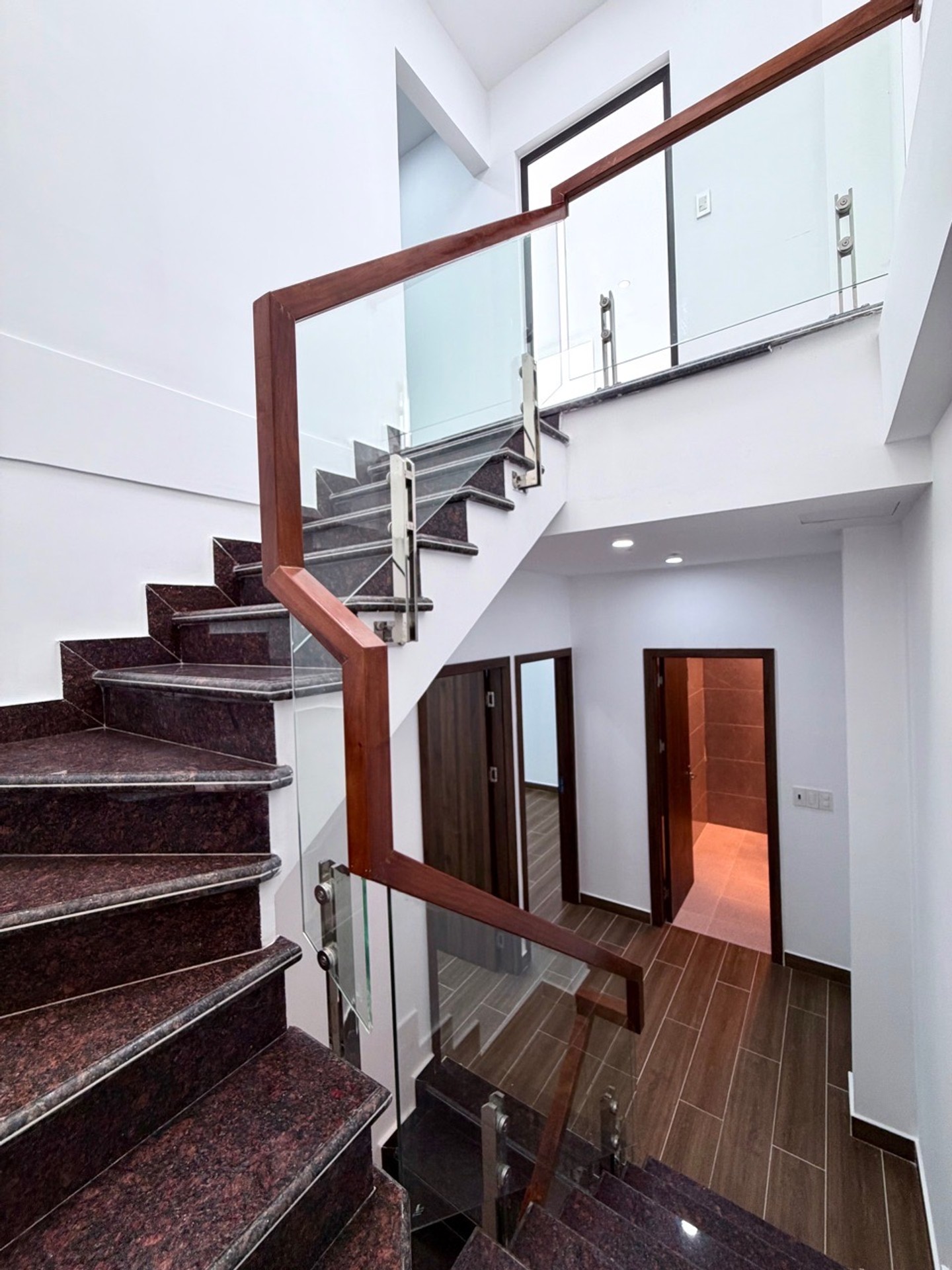 Nhà đẹp xây mới 4 tầng độc lập - 51m2 Hồ Sen, Chợ Hàng-3