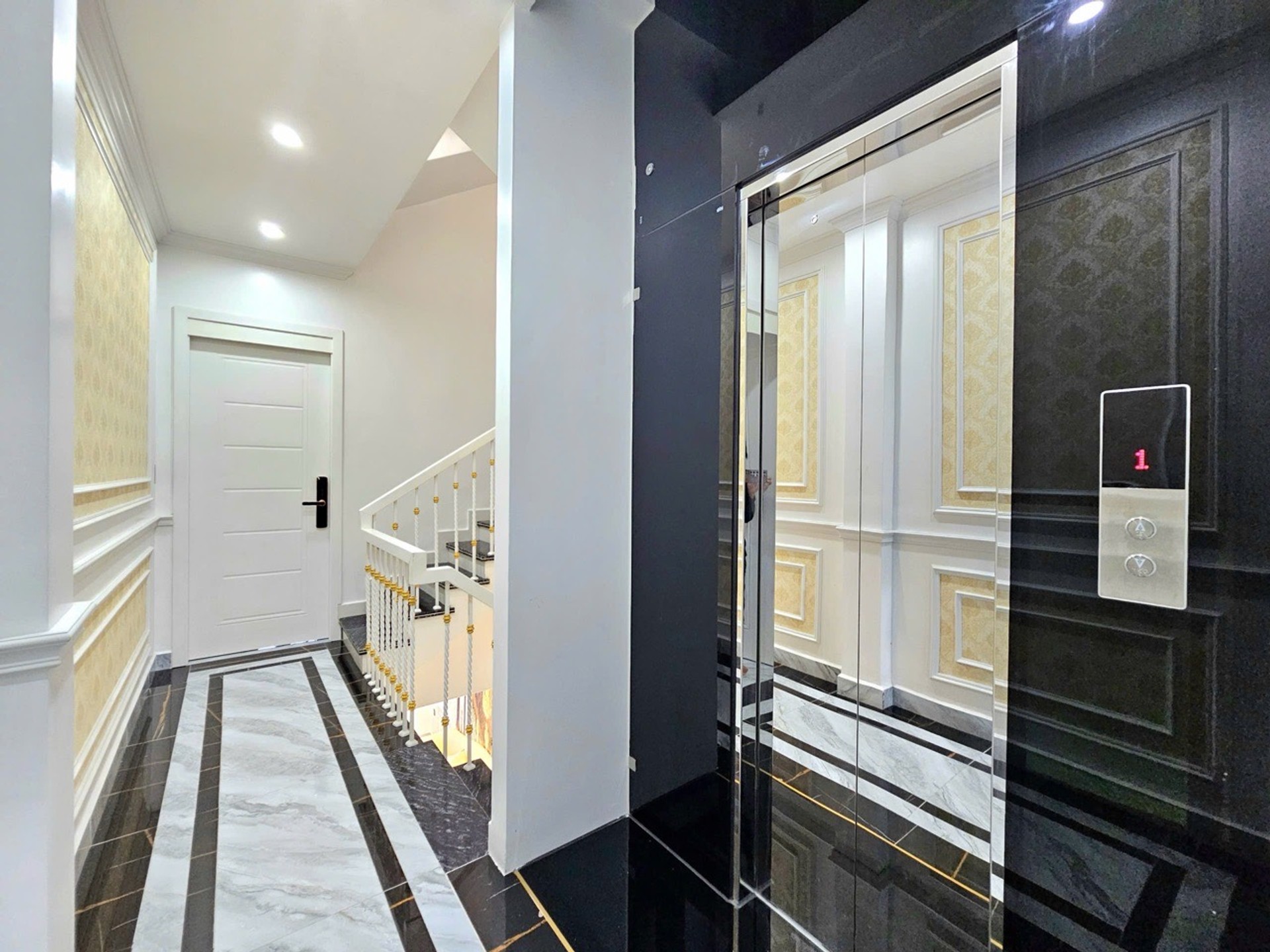 Siêu phẩm mặt đường Khúc Hạo - Nhà mới 4 tầng thang máy