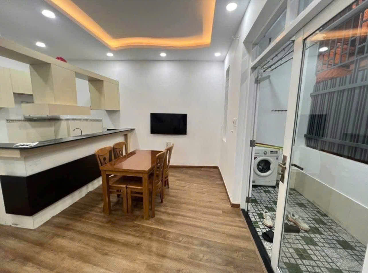Bán nhà hẻm rộng cách đường Phương Sài chỉ 50m giá hạ 2.700 tỷ - DT 40.6m2. Ngang 7m. - Giá bán hạ 2.790 tỷ ( tl )
LH : 0905.724.084 Ngoc Bich