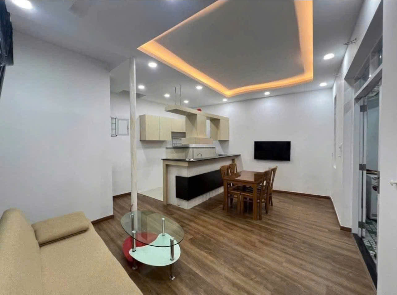 Bán nhà hẻm rộng cách đường Phương Sài chỉ 50m giá hạ 2.700 tỷ - DT 40.6m2. Ngang 7m. - Giá bán hạ 2.790 tỷ ( tl )
LH : 0905.724.084 Ngoc Bich