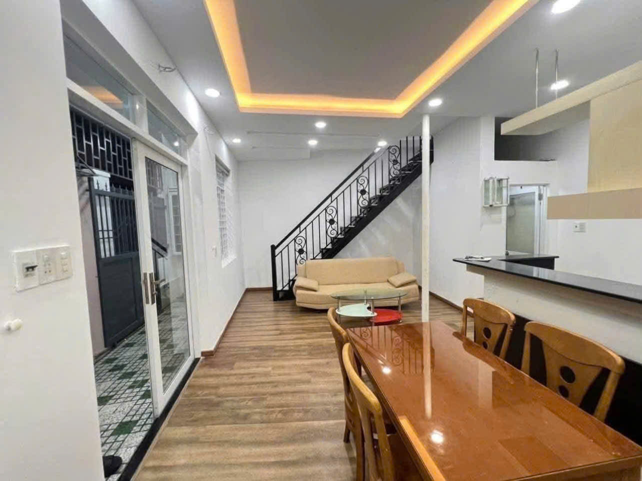 Bán nhà hẻm rộng cách đường Phương Sài chỉ 50m giá hạ 2.700 tỷ - DT 40.6m2. Ngang 7m. - Giá bán hạ 2.790 tỷ ( tl )
LH : 0995588665 Phạm Hải