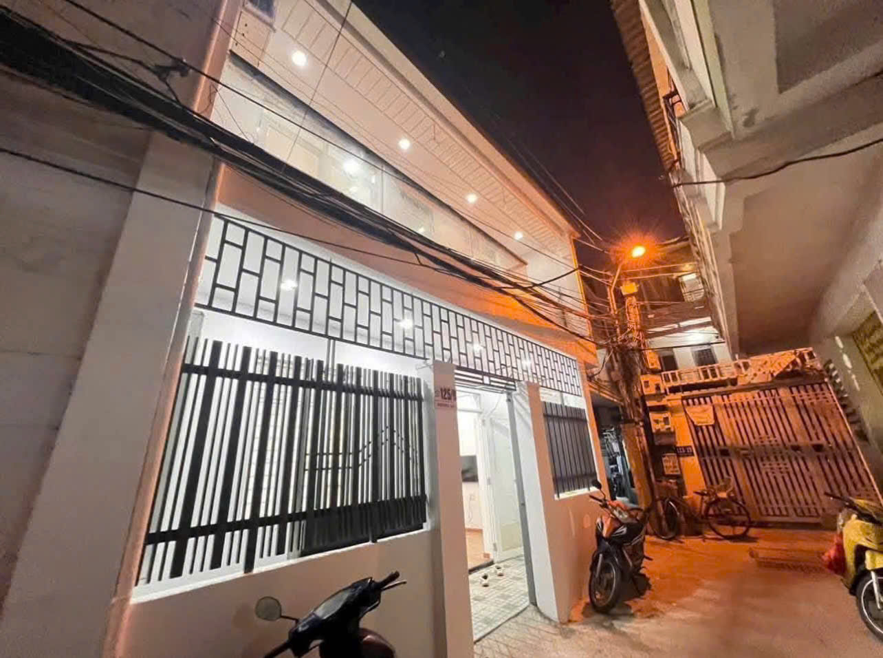 Bán nhà hẻm rộng cách đường Phương Sài chỉ 50m giá hạ 2.700 tỷ - DT 40.6m2. Ngang 7m. - Giá bán hạ 2.790 tỷ ( tl )
LH : 0995588665 Phạm Hải-4