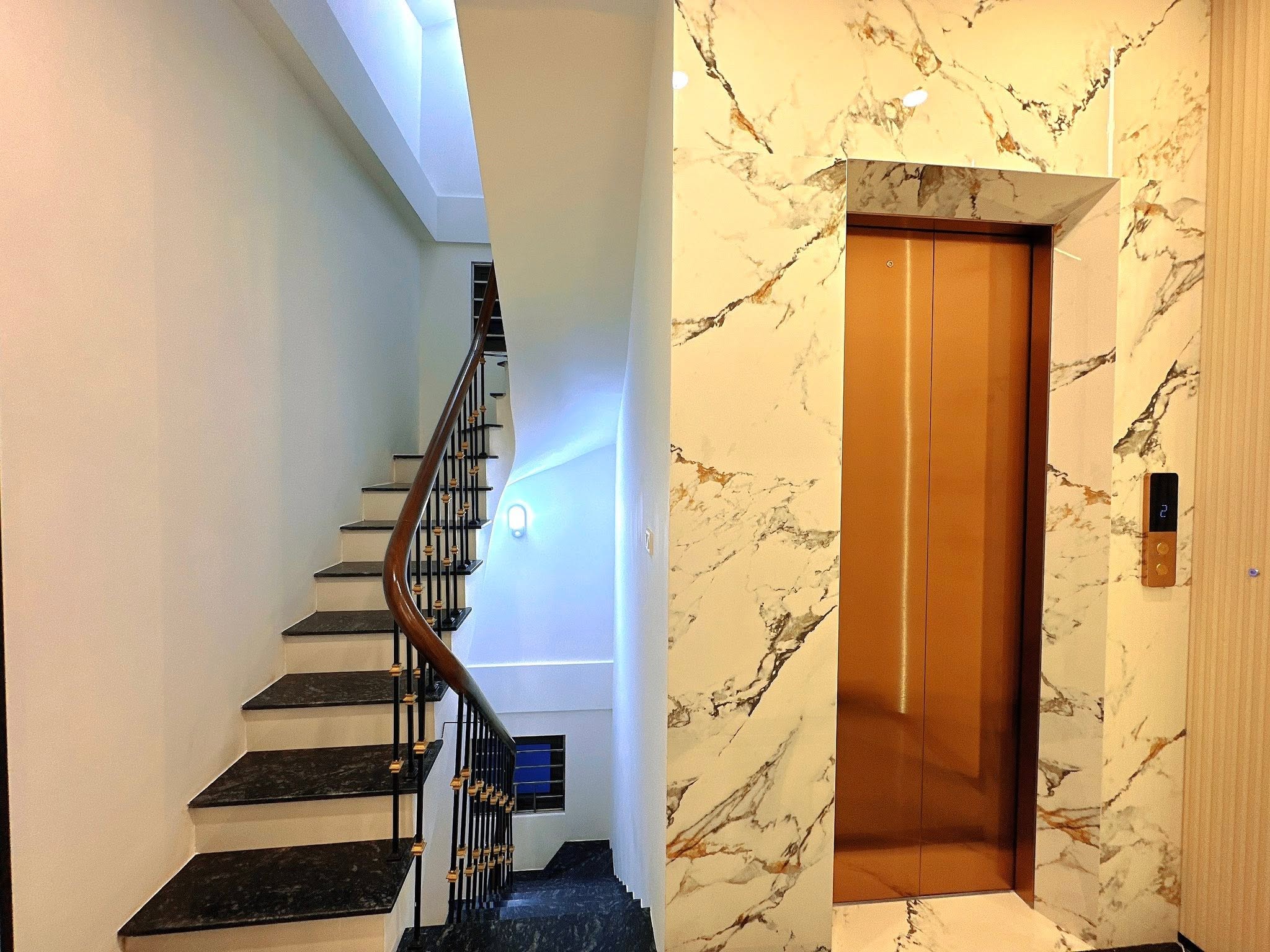 Giảm 3 tỉ! Bán nhà mặt phố Thụy Khuê, 72m2, 7 tầng thang máy, mặt tiền 4.2m, giá 37.8 tỉ, vỉa hè, Kinh doanh