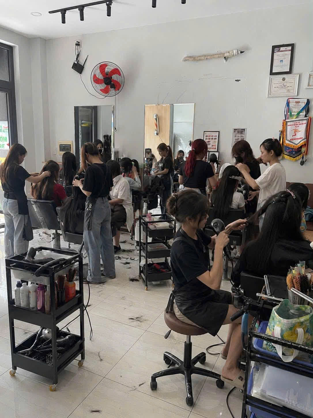SANG NHƯỢNG TIỆM TÓC – NAIL – PHUN XĂM – TRIỆT LÔNG – XÓA XĂM – UỐN MI – NỐI MI ĐC: Chung cư Bcons Plaza, đường Thống Nhất, phường Đông Hòa, TP. Dĩ An