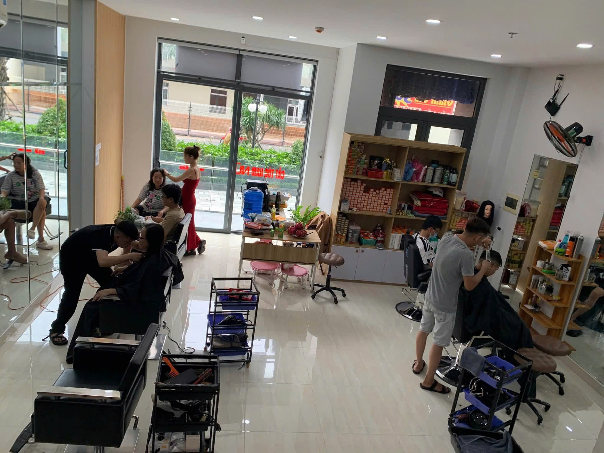 SANG NHƯỢNG TIỆM TÓC – NAIL – PHUN XĂM – TRIỆT LÔNG – XÓA XĂM – UỐN MI – NỐI MI ĐC: Chung cư Bcons Plaza, đường Thống Nhất, phường Đông Hòa, TP. Dĩ An