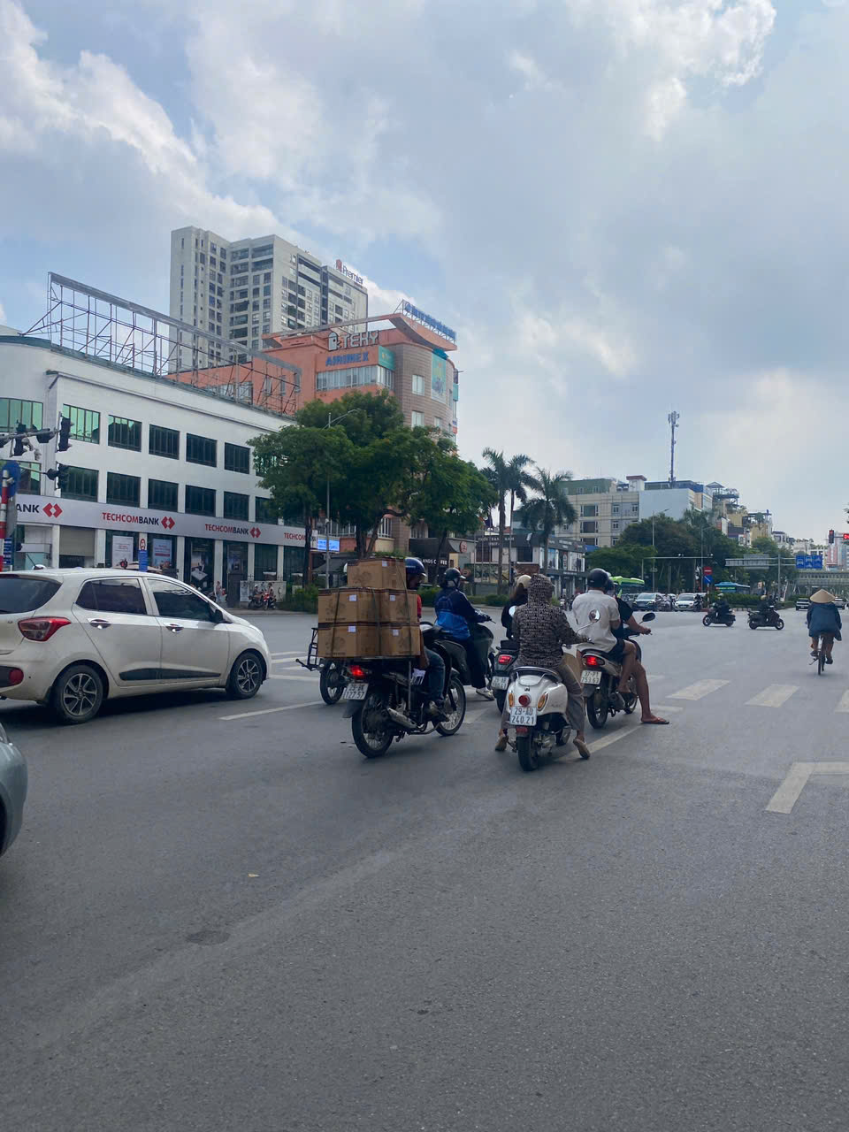 Cho thuê nhà Mặt phố Huế 200m x 3T