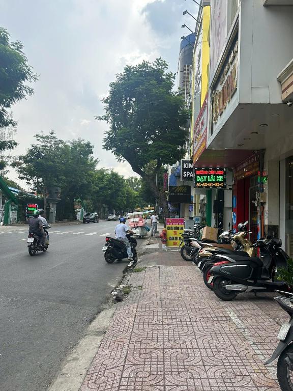 Gần Big C  Long Biên 55m2, 5 tầng kinh doanh đa ngành, ngõ to ô tô tránh nhau, vỉa hè đỗ xe thoải mái chỉ 13.x tỷ.