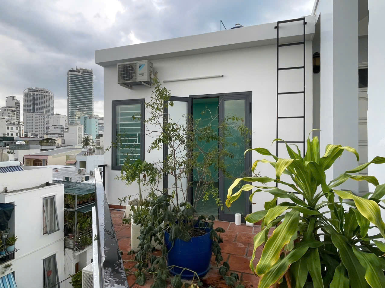 NHÀ BÁN – CĂN GÓC NGÔ ĐỨC KẾ, PHUƯỜNG NHA TRANG ,
Căn góc đẹp, ôm cua 2 mặt tiền rộng 17m, vị trí thoáng, dễ kinh doanh.

Diện tích sàn: 180m² - Giá bán: 11 tỷ (còn thương lượng) -  Liên hệ: 0995588665 Phạm Hải-3