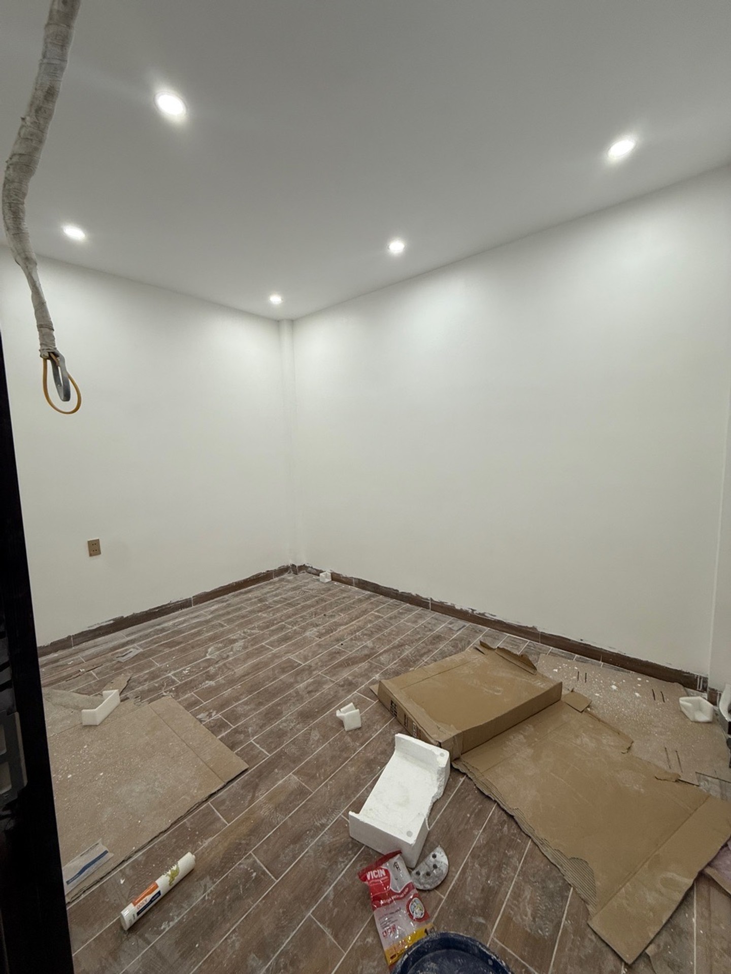 Nhà xây mới 4 tầng hiện đại, có thang máy - Chỉ việc về ở