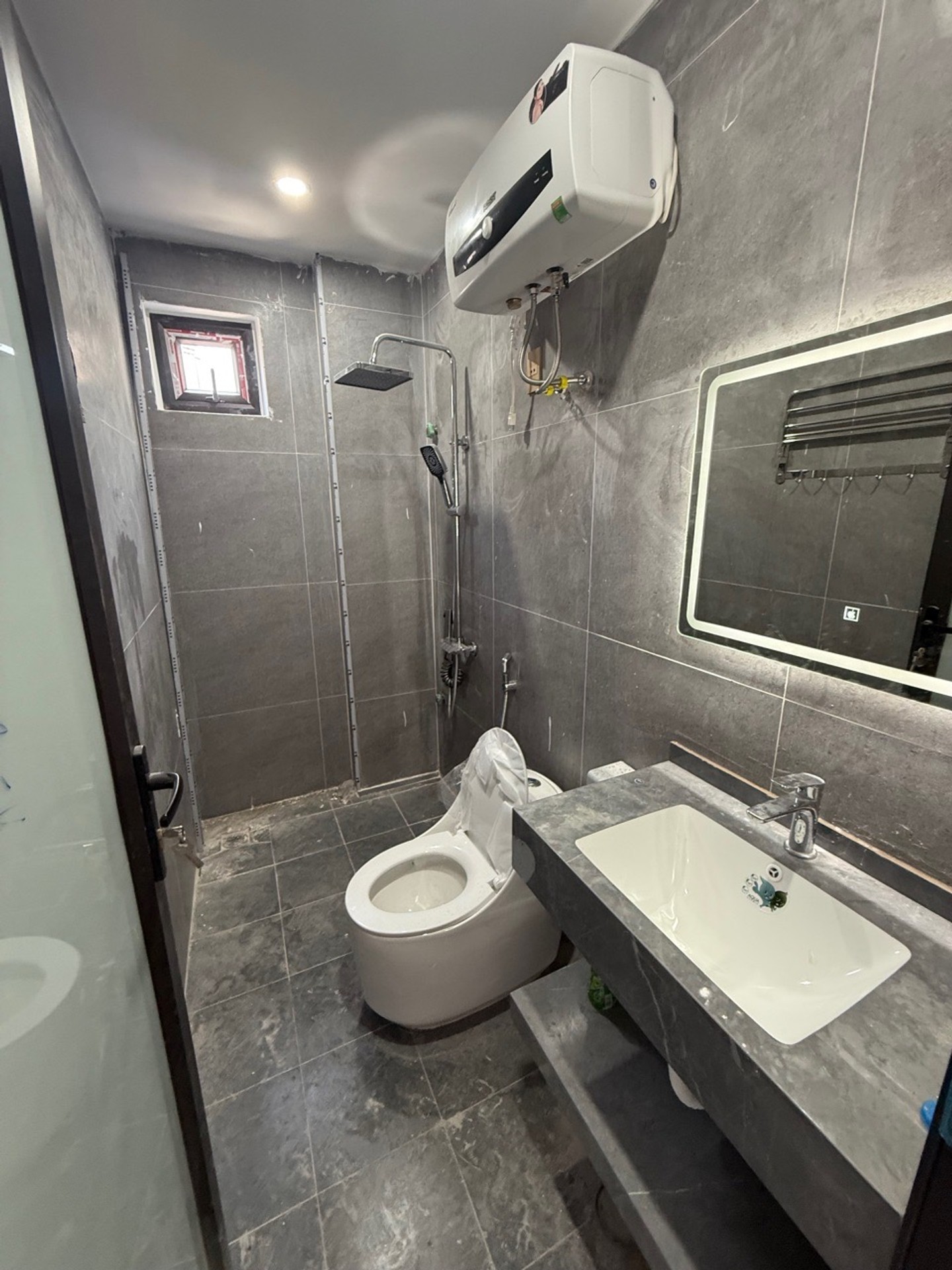 Nhà xây mới 4 tầng hiện đại, có thang máy - Chỉ việc về ở