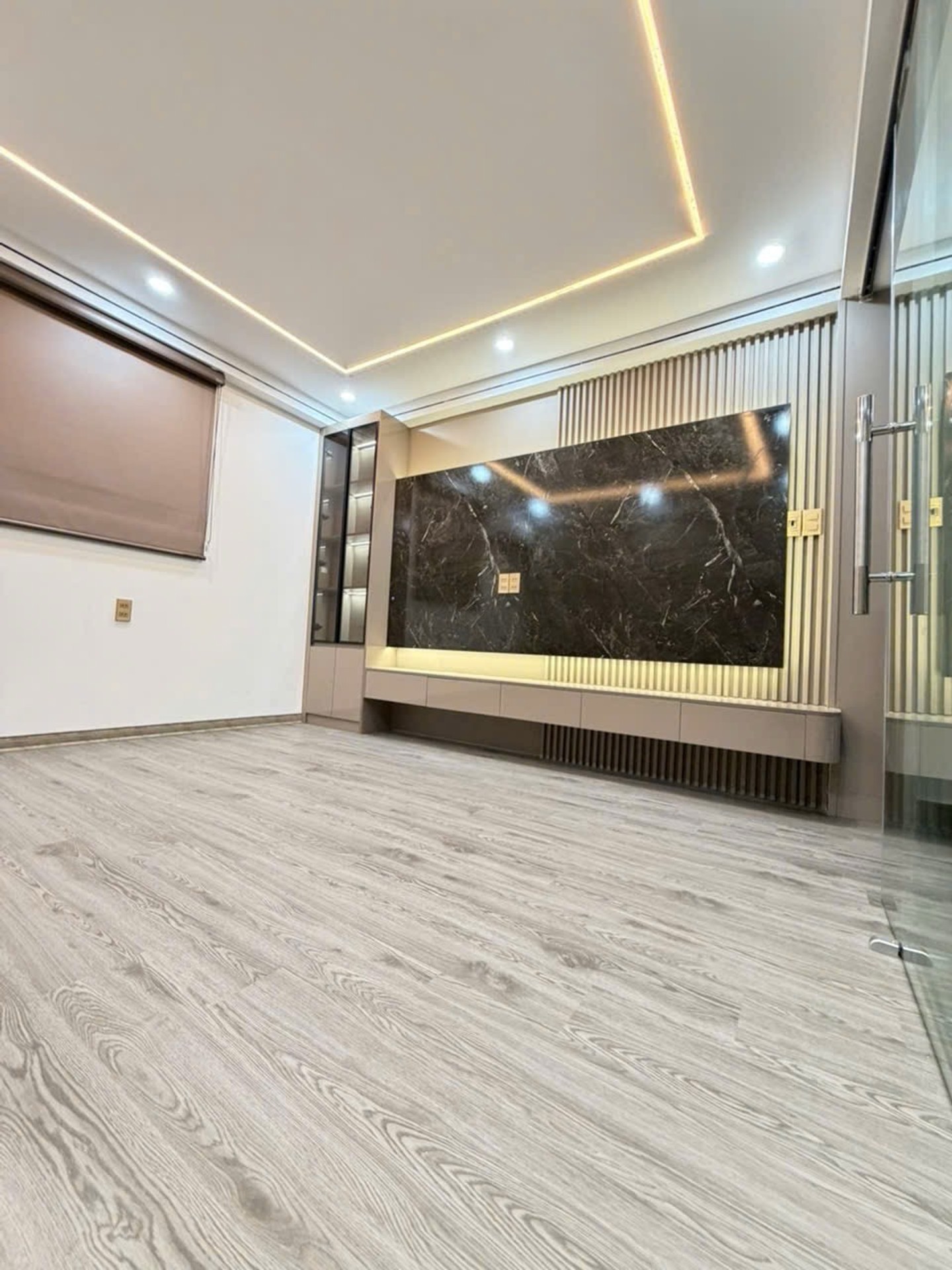 Bán nhà 4 tầng mặt đường Chợ Hàng - Vị trí vàng kinh doanh