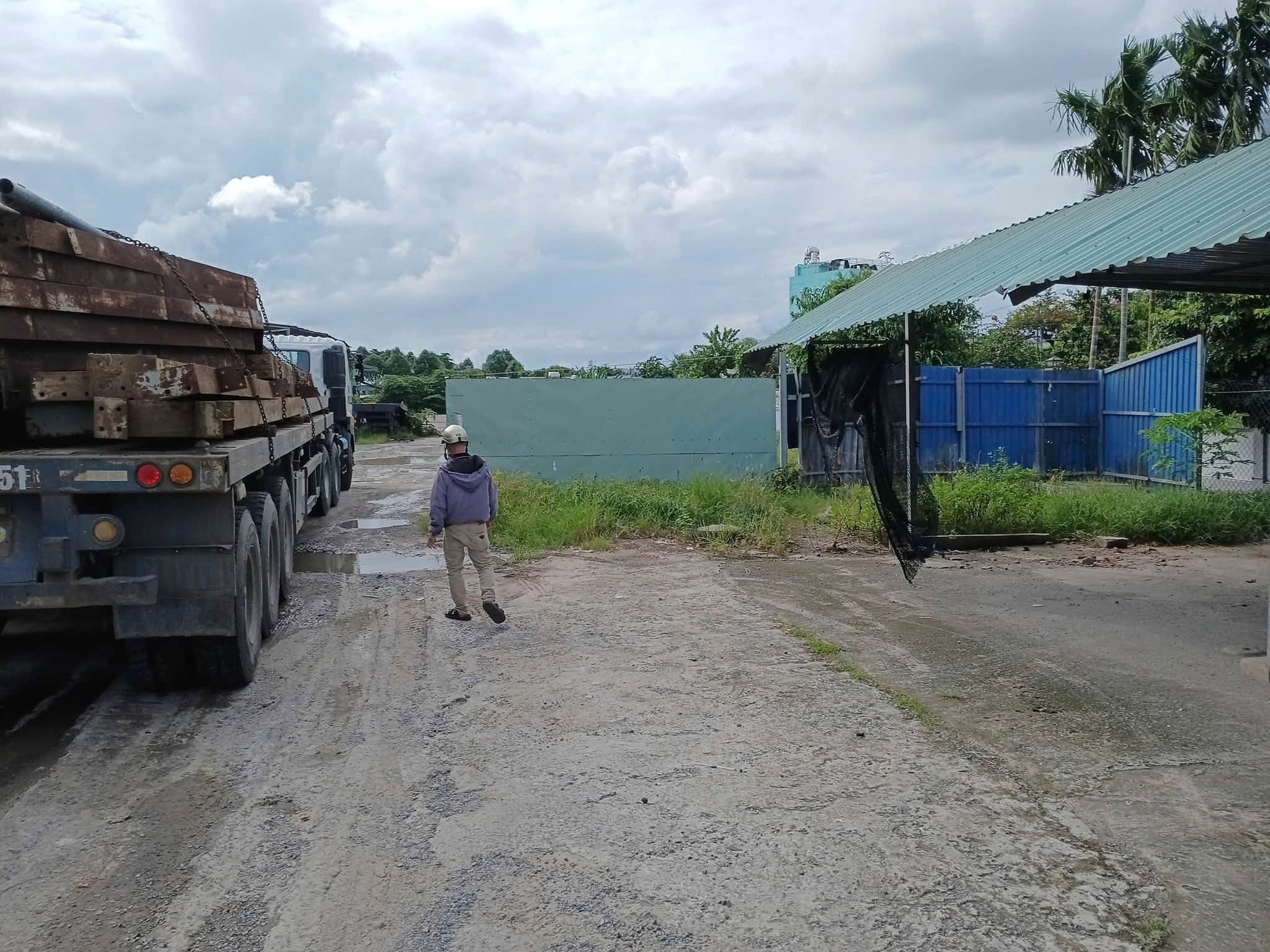 CHO THUÊ KHO + ĐẤT 4000M2 MẶT TIỀN NGUYỄN VĂN BỨA TIỆN LÀM BÃI XE, BÃI VẬT LIỆU