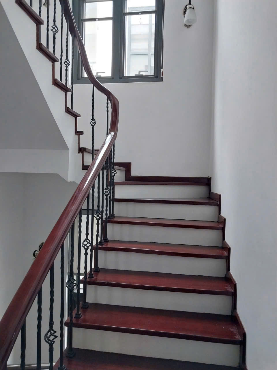 Cho thuê nhà, 98m2_ 4.5T; Hoàng Quốc Việt, Tô Hiệu, Nghĩa Tân -27 tr