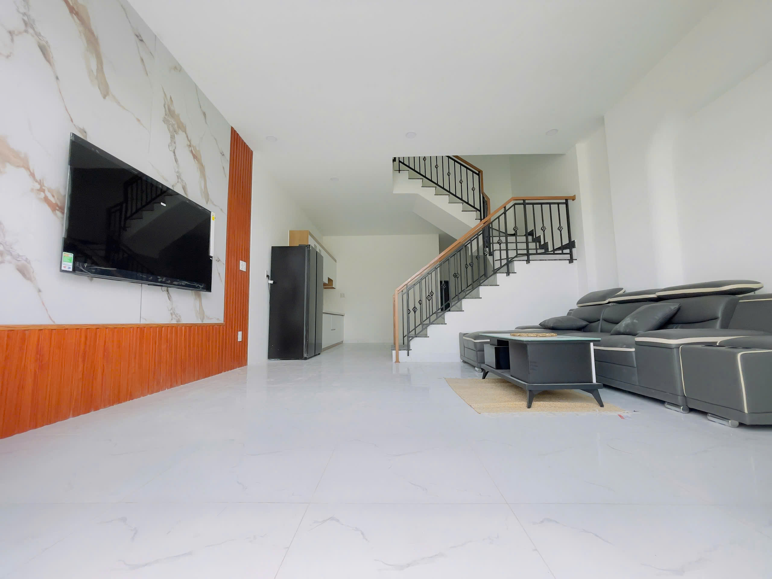 Nhà thôn Phú Hậu, xã Suối Hiệp, huyện Diên Khánh 
• Diện tích 77m2 • Giá bán : 2 tỷ 650 triệu-3